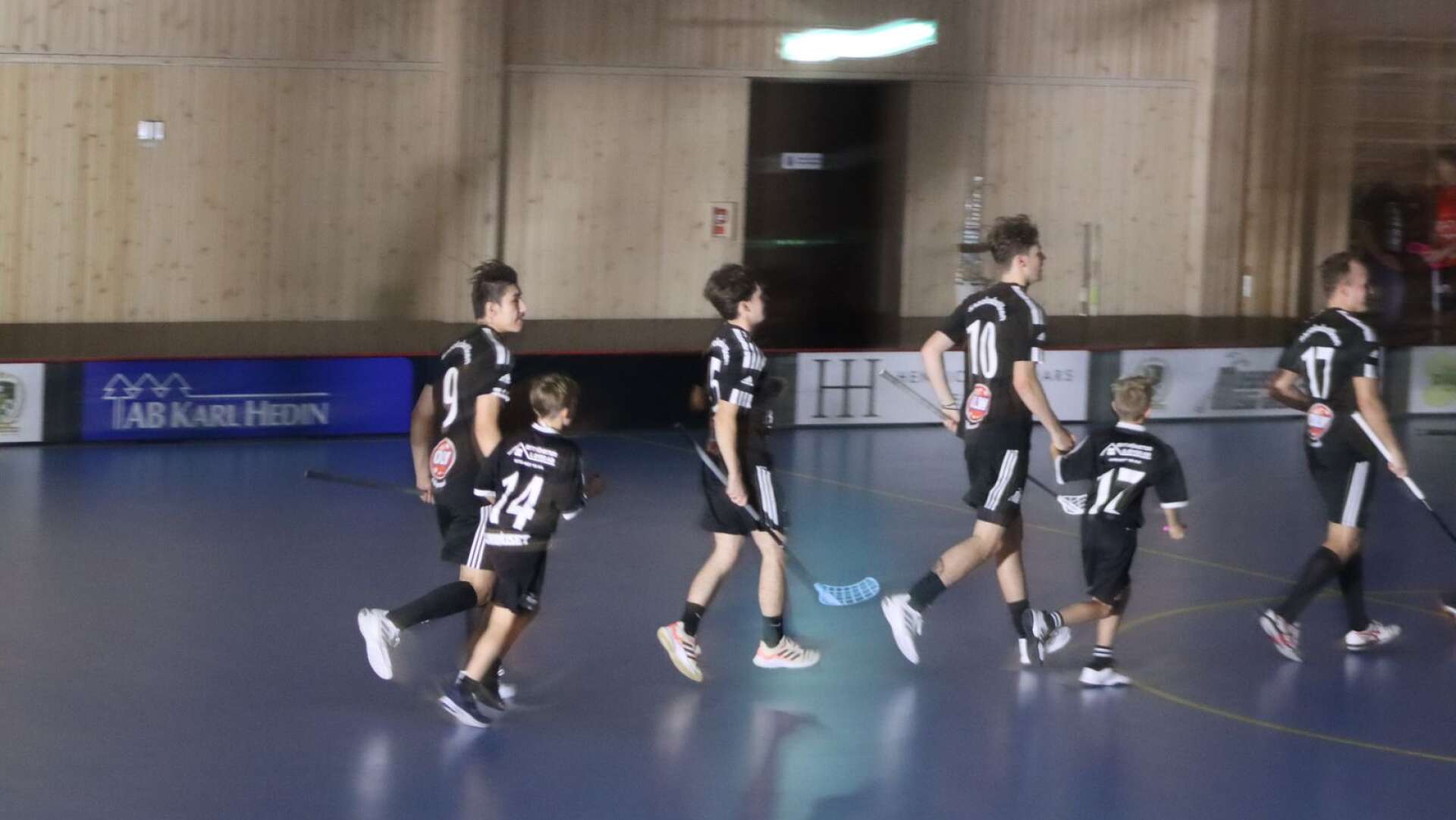 Tillsammans hand i hand med föreningens juniorspelare gjorde A-laget sin entré i den nedsläckta sporthallen. 