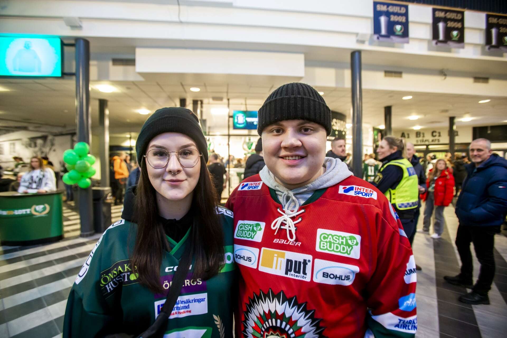 Hanna Olsson och Alexander Jörnbo från Hagfors undviker att prata ishockey med varandra. Då fungerar förhållandet som bäst.