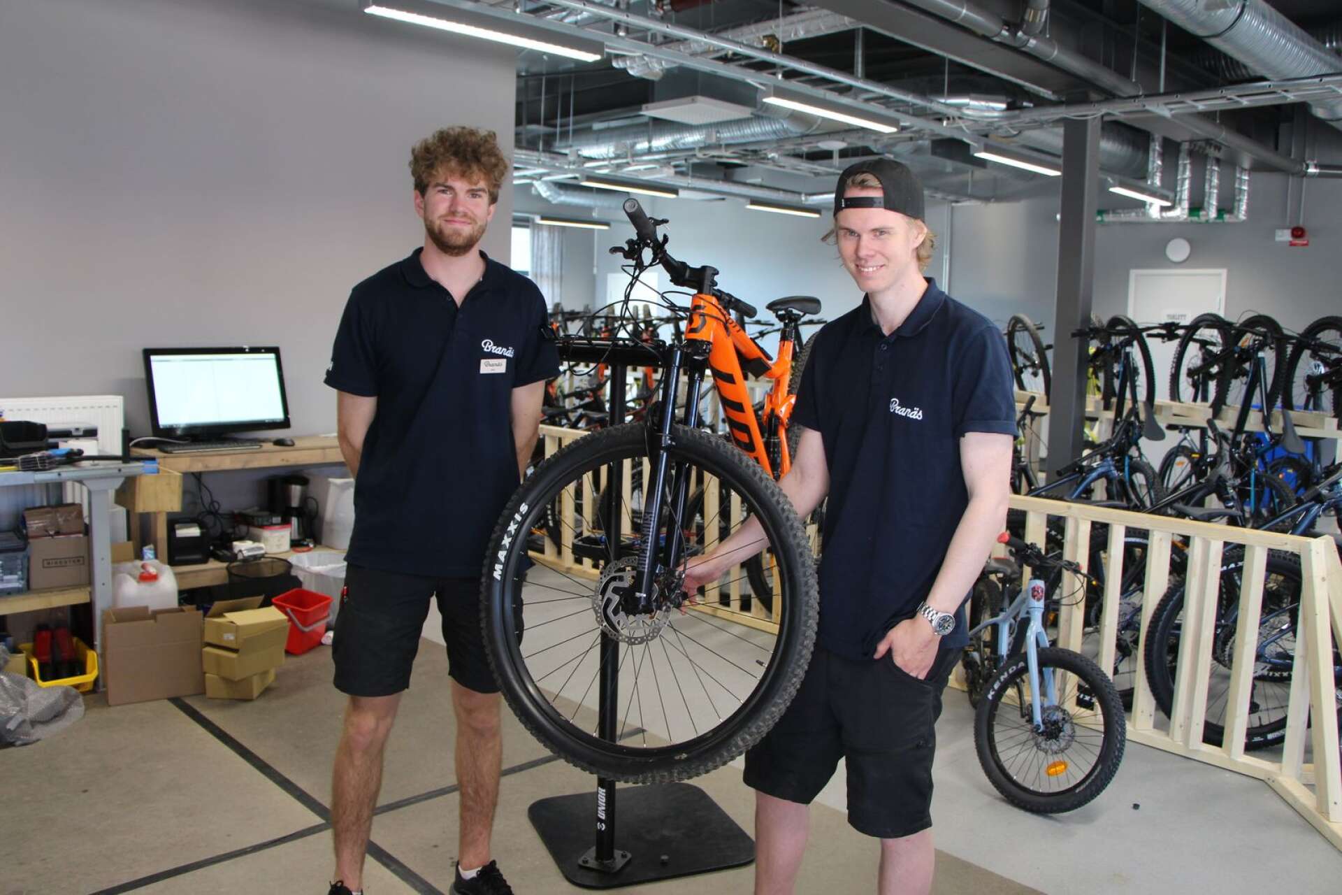 Jonas Wikström från Molkom och Oliver Govenius från Göteborg sköter cykeluthyrningen i Branäs.