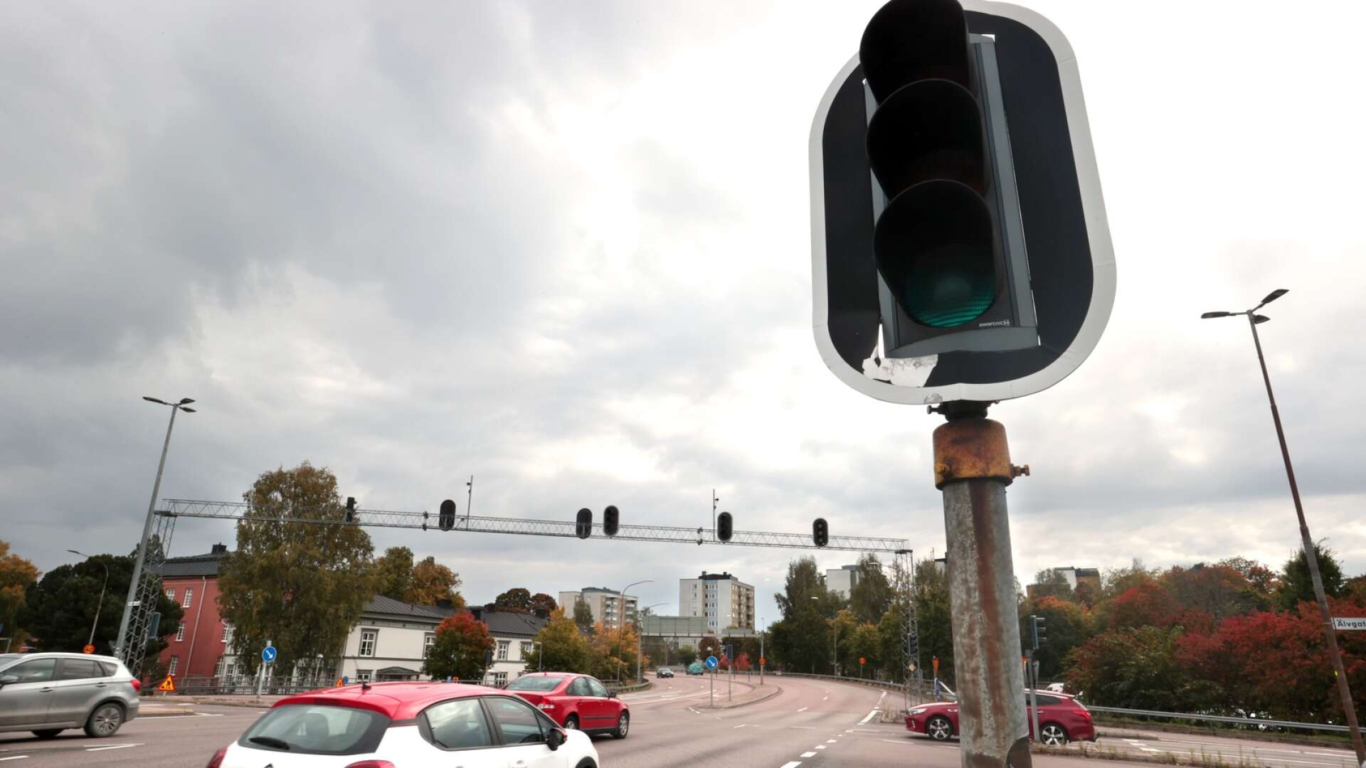 Flera av trafikljusen i korsningen Karl IX:s gata-Älvgatan-Klaraborgsgatan är fortfarande helt ur funktion. På onsdag kväll ska kommunen försöka laga felet.