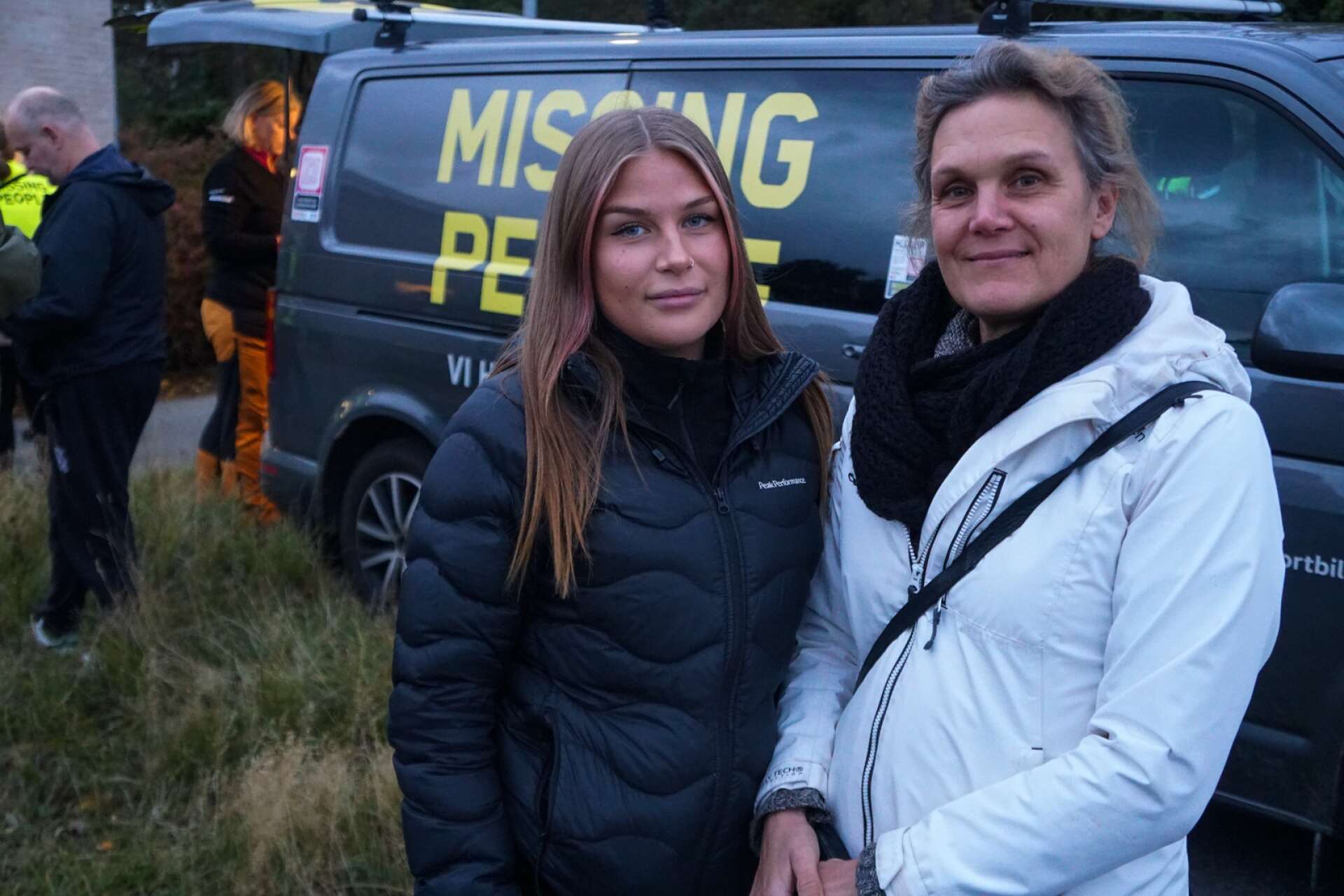 Tonårsflickan från Värmland har anmälts försvunnen i Göteborg. Missing people anordnar akutinsats för att hitta henne. Ines och Anna Hägerström är två av volontärerna.