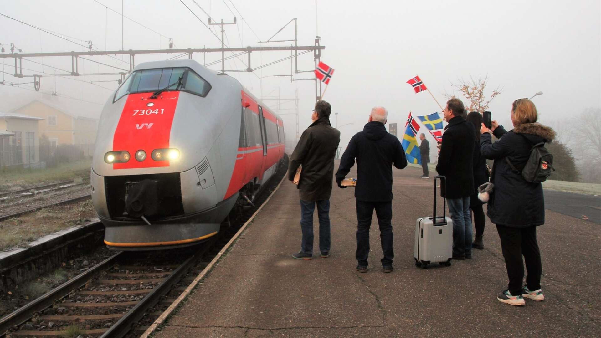 När det norska tåget återigen rullade in på Eds perrong på måndagsmorgonen mottogs det av en svensk delegation som viftade med norska och svenska flaggor. 