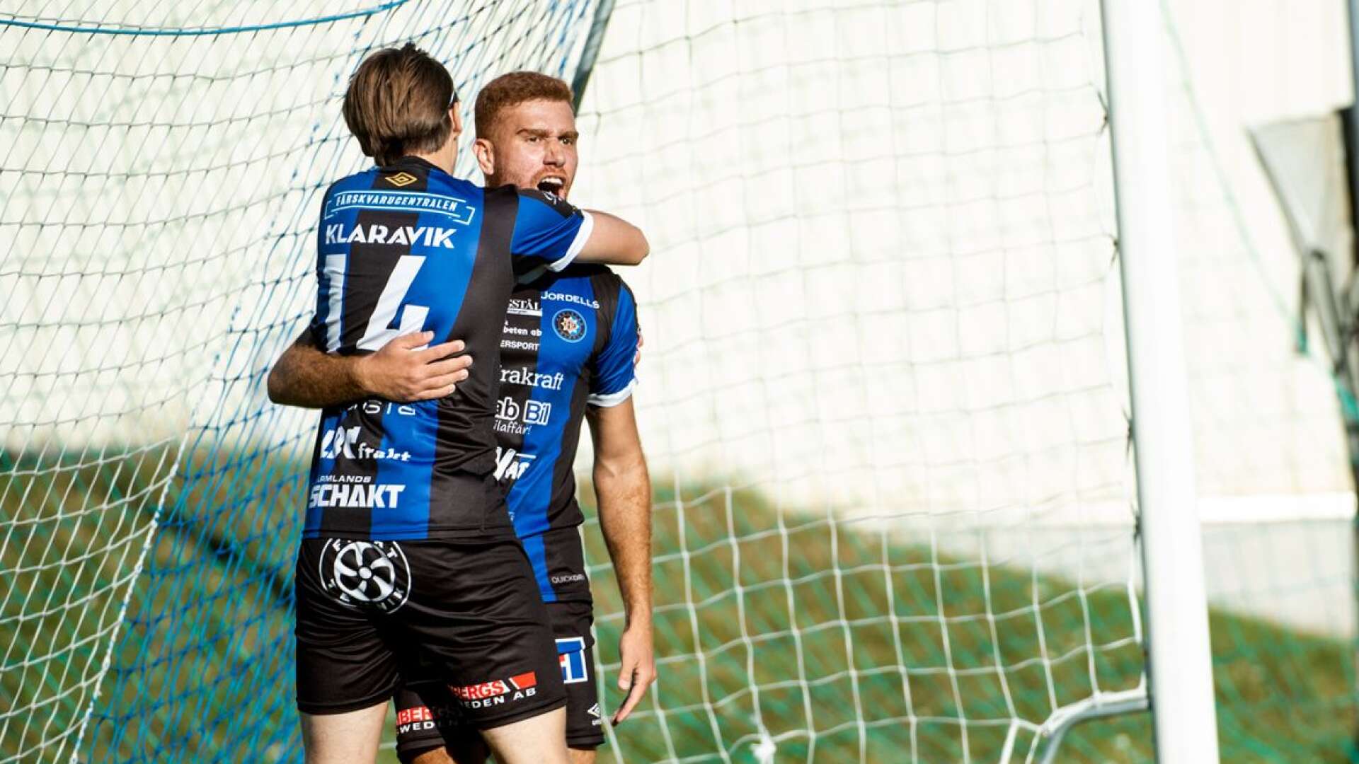 Mohammed Qassem fixade 3-2 och segern till Karlstad Fotbolls utvecklingslag. Här kramas han om av lagkompisen Vilgot Falknäs. 