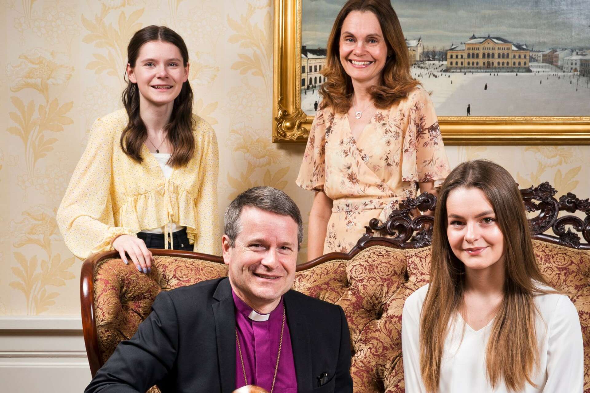 Sara, Veronica, Sören och Hanna Dalevi (samt hunden Svante) är redo för påsken. Biskopsfamiljen bjuder in till digitalt påskfirande i biskopsgården på påskafton.