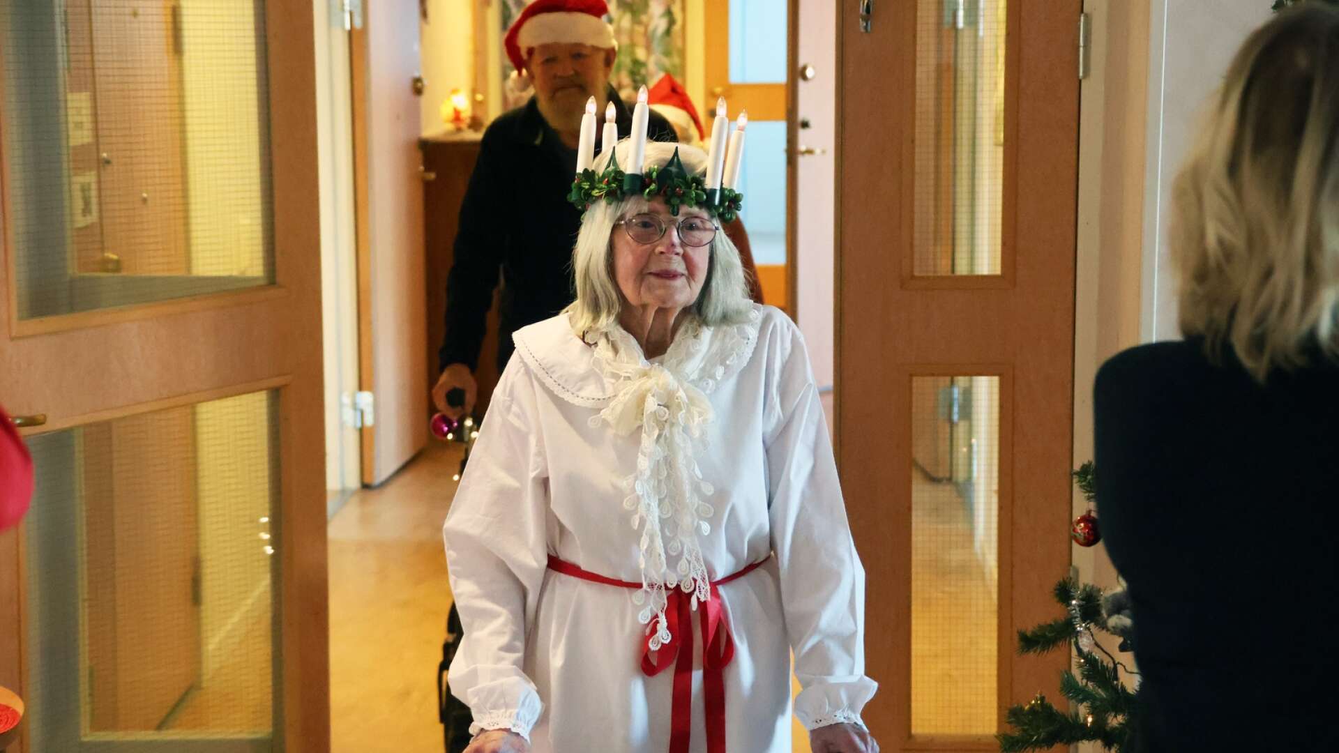 De boende på Lillågården i Färgelanda lussar för varandra. Gunvor Karlsson, 96, är årets lucia.