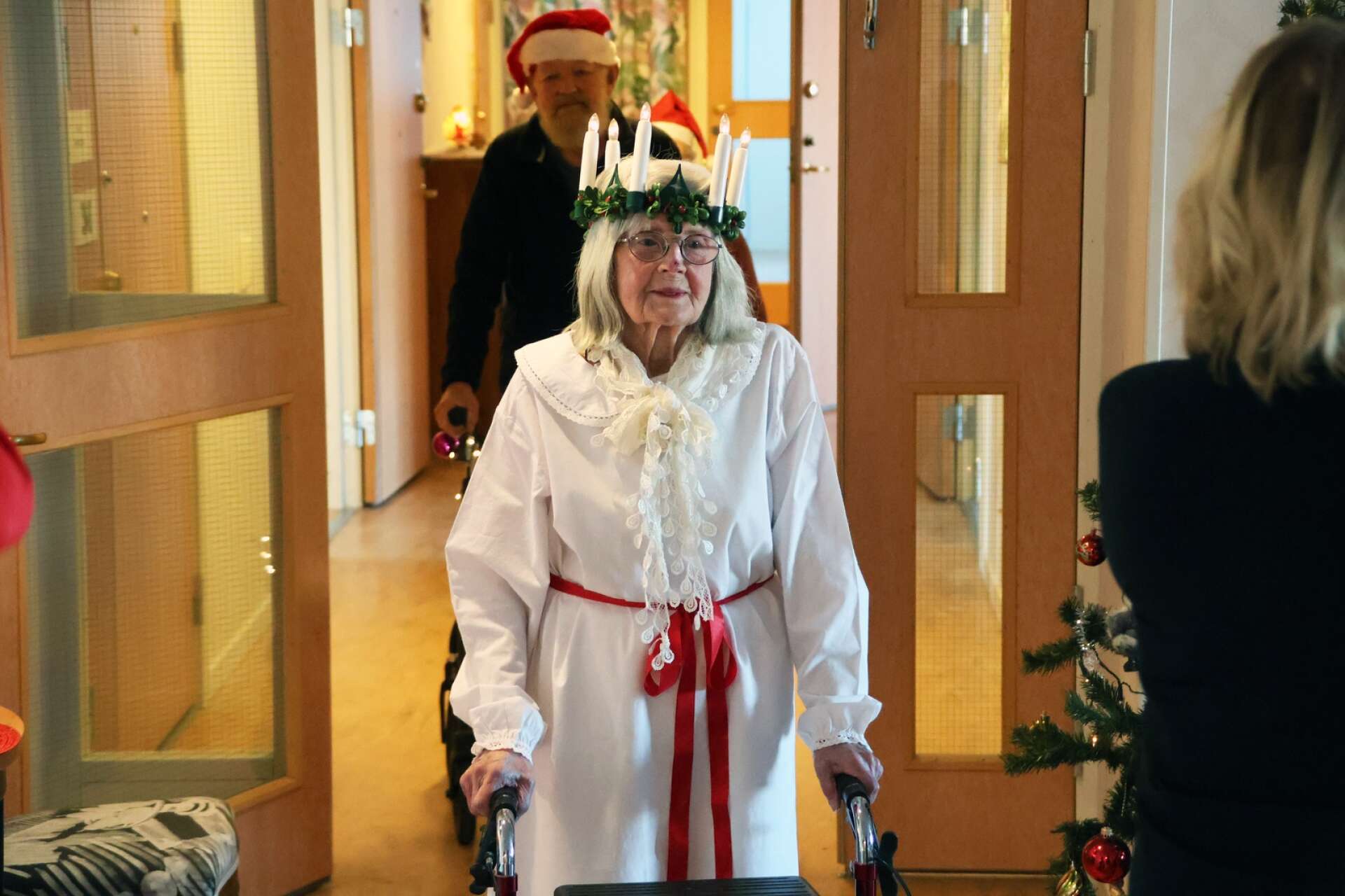 13 december. De boende på Lillågården i Färgelanda lussade för varandra. Gunvor Karlsson, 96, var årets lucia.