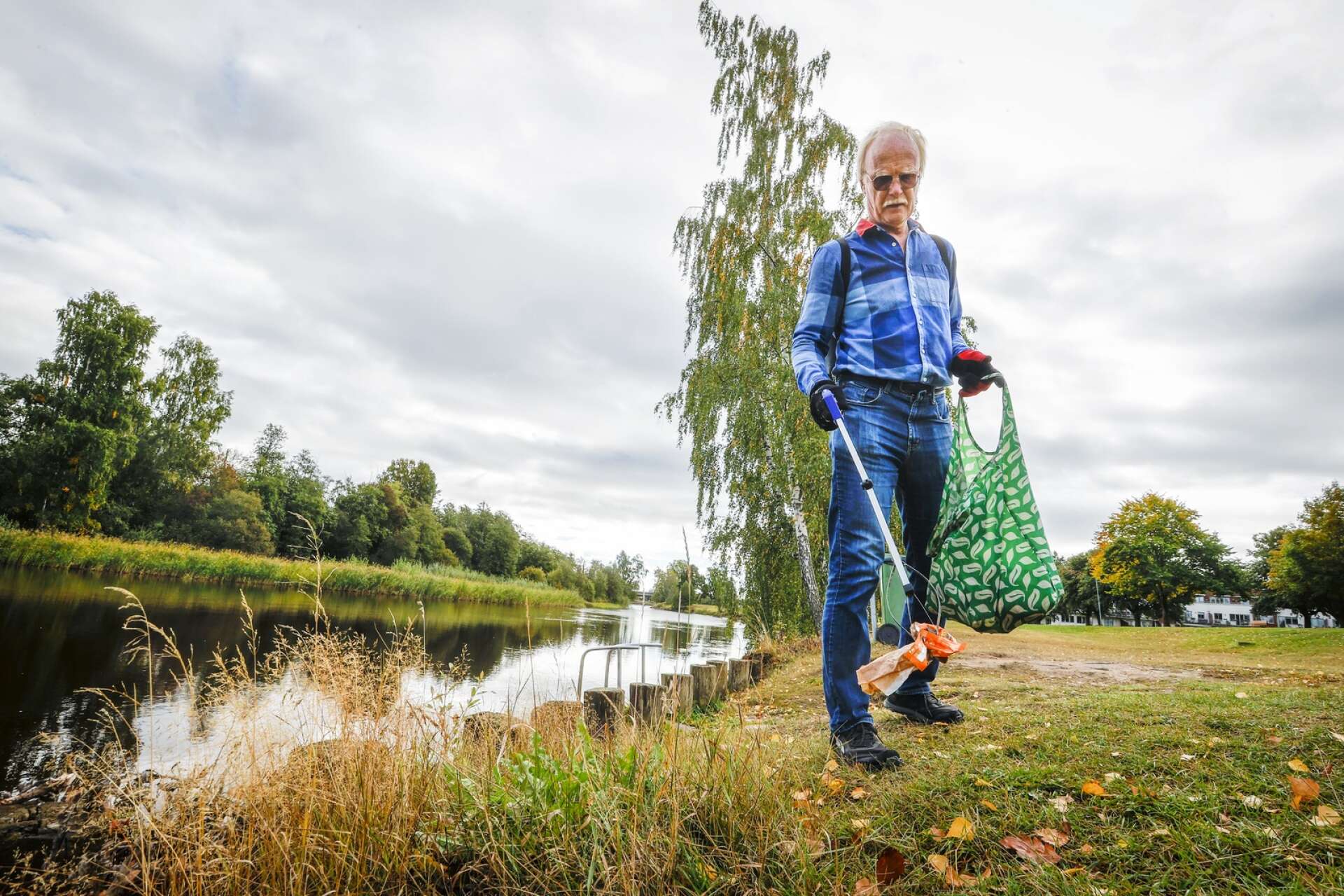 Lars Länström brukar plocka skräp längs älven och i I2-skogen. På sina promenader har han inga problem att fylla sin skräppåse.