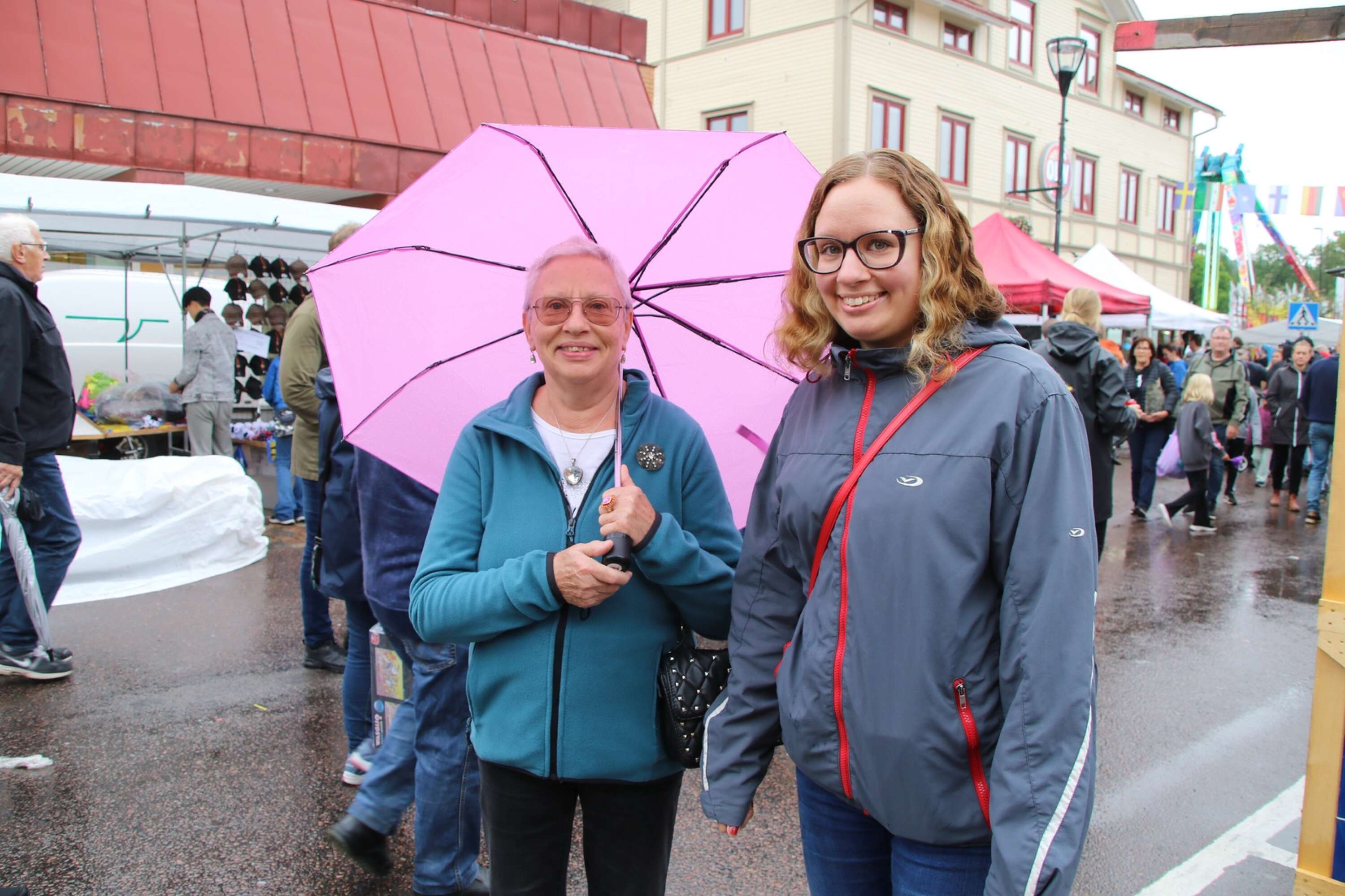 Regnet stoppade inte Oxhäljabesökarna.
Mor och dotter, Kristina Blok och Annelie Eriksson Blok, har längtat mycket efter Oxhälja.