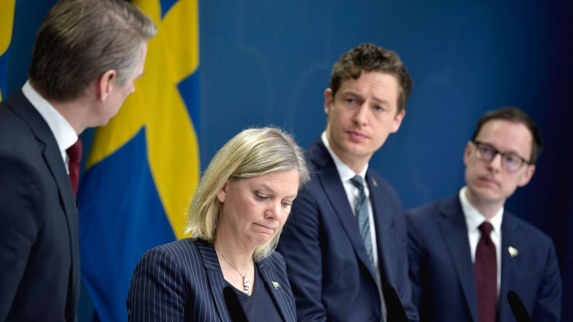 Magdalena Andersson (S), Emil Källström (C) och Mats Persson (L) vid presentationen av ännu ett krispaket.