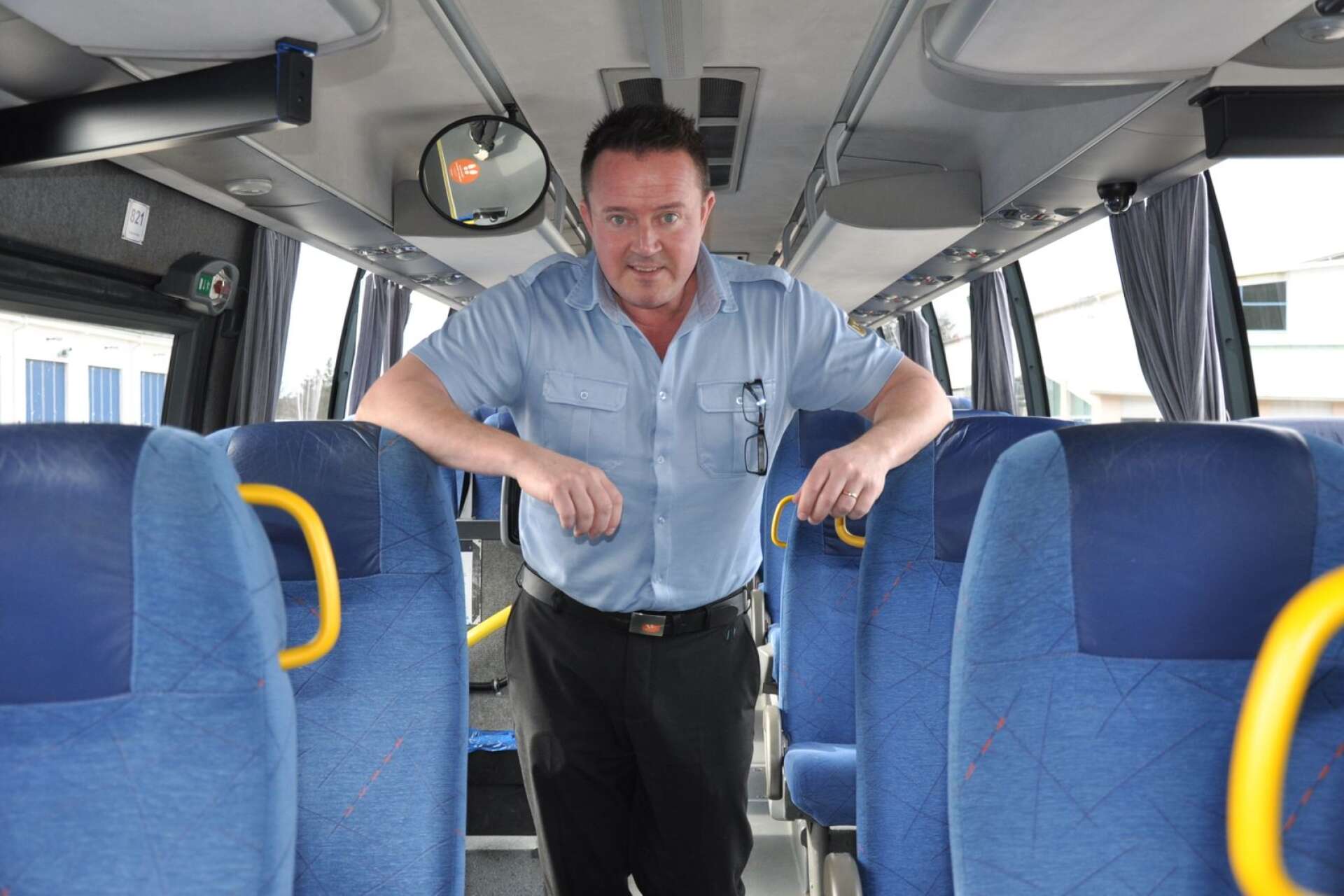 Anders Larsson inne i en Vys bussar. Två dagar i veckan kör han buss.