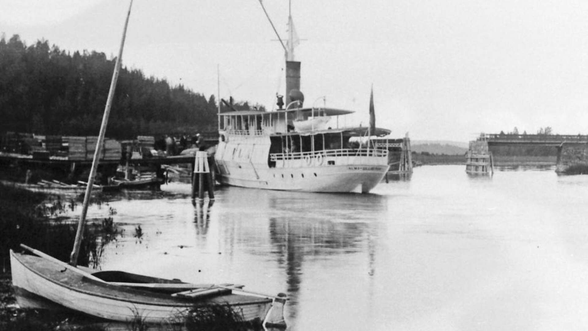 Alma Gillberga kunde man läsa på aktern av fartyget. Alma tog upp konkurrensen med Nordstjernan och Svea, men hamnade med tiden i samma ångbåtsbolag.