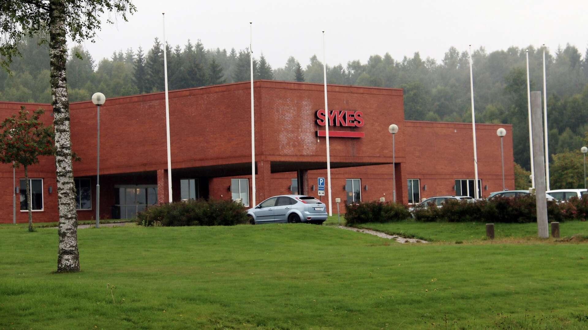 Sitel Sweden AB minskar sin lokalyta i den fastighet som en gång byggdes i samband med att företaget, som då hette Sykes, etablerades i Ed. 