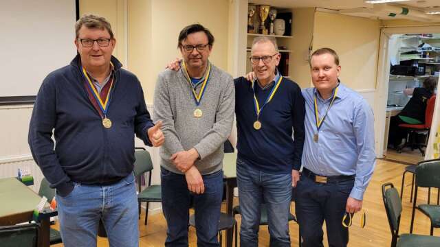 Lag Hulta med DM-guldmedaljer om sina halsar: Torbjörn Olsson, Leif Öhrn, lagkapten Per Schullström och Markus Hedström. Saknas på bild gör Örjan Sjöberg och Michael Karlin.