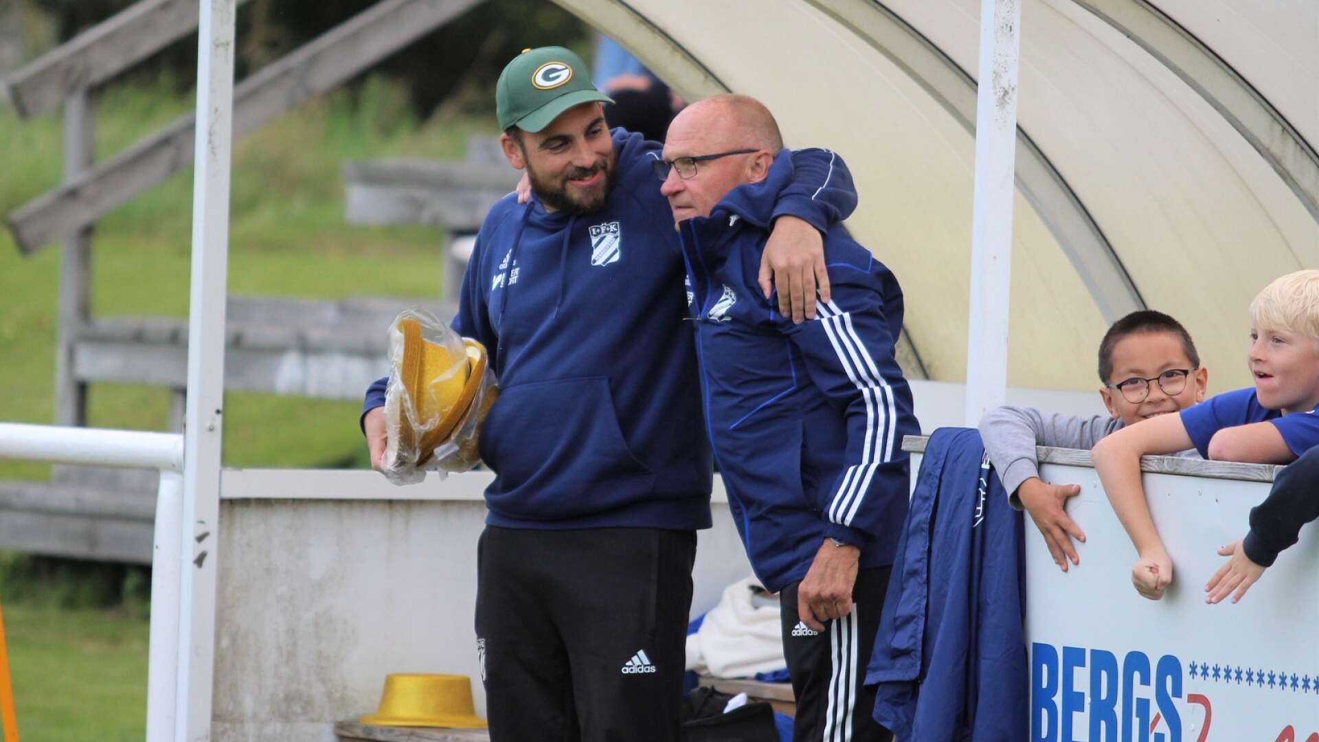 Yessin Ghaddab (till vänster) och materialaren Sören Önnefors gav varandra en kram när det under söndagen stod klart att IFK Mariestad gått upp i division tre.