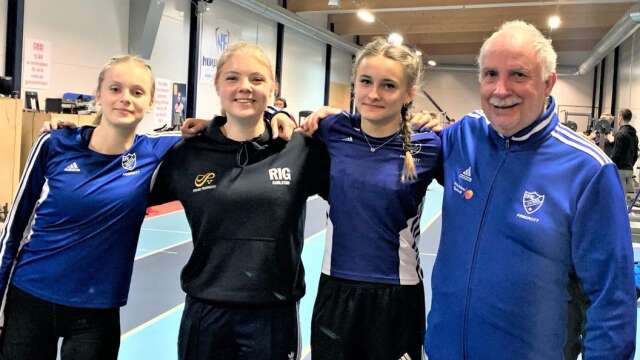 Tre av helgens deltagare i Götas ungdomsspel; Ebba Vold Johannesson, Bea Vold Johannesson och Evelina Olsson, tillsammans med tränaren Mats Svärdsén. 