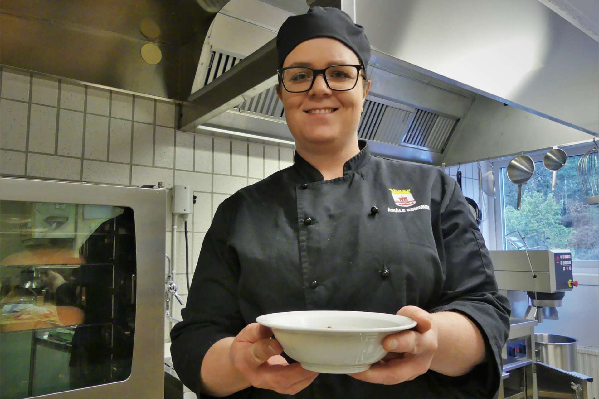 Storköken i Åmåls kommun uppmärksammade Måltidens dag och för förskolornas del betydde det morotsmat hela dagen lång. ”Kul att få vara lite kreativ”, tycker köksmästaren Susanne Carlsson på Nolby förskola.