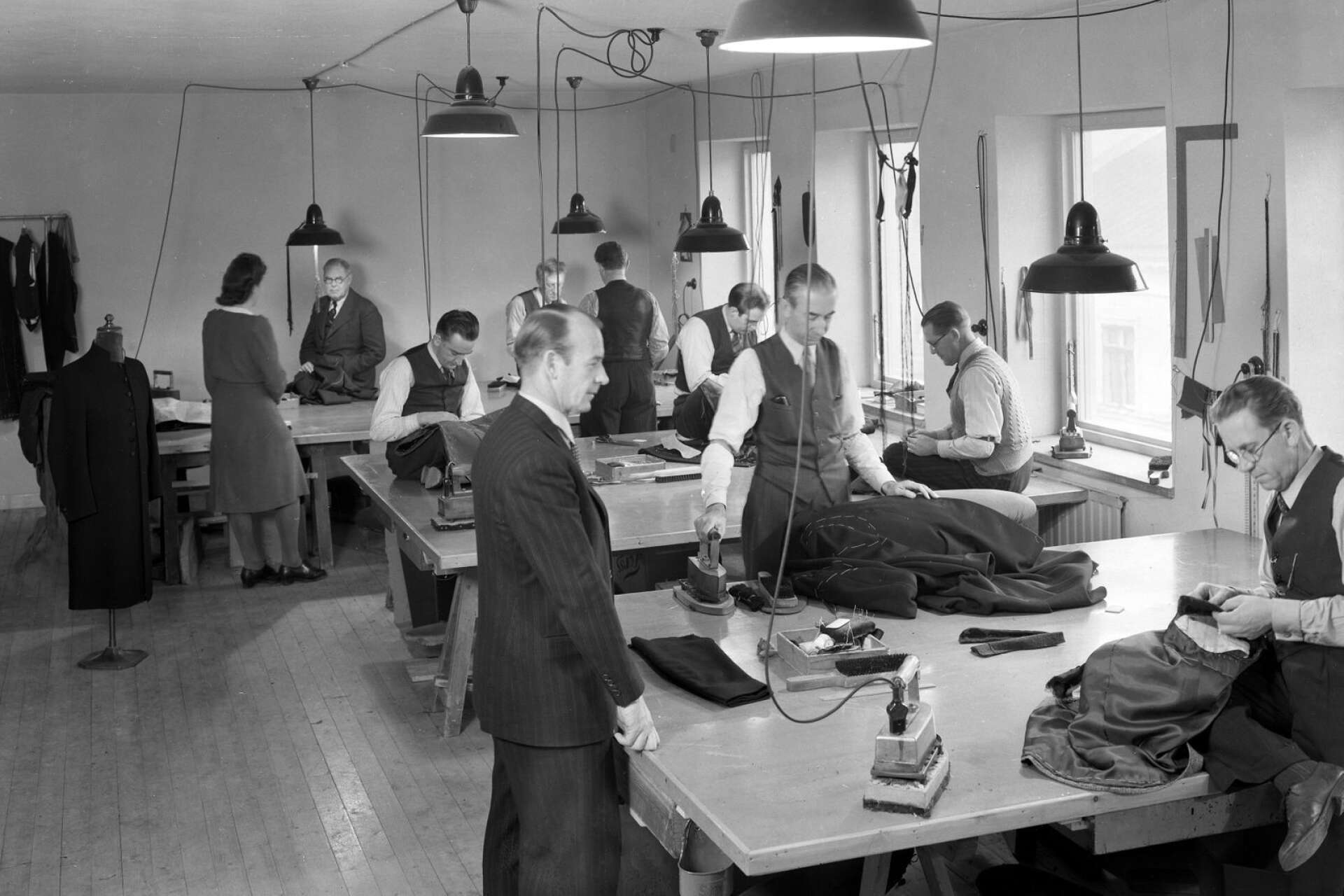 I skräddarverkstaden hos Svenssons klädeshandel under mitten av 1940-talet. Svenssons startades i början av 1860-talet.