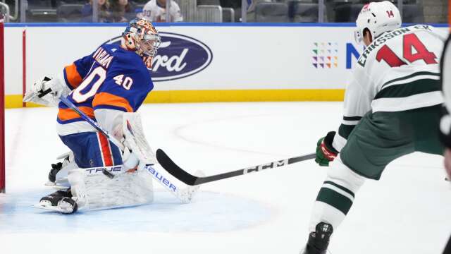 Joel Eriksson Ek prickar in 4-2-pucken bakom Islanders målvakt Semyon Varlamov. Målet blev matchens sista.