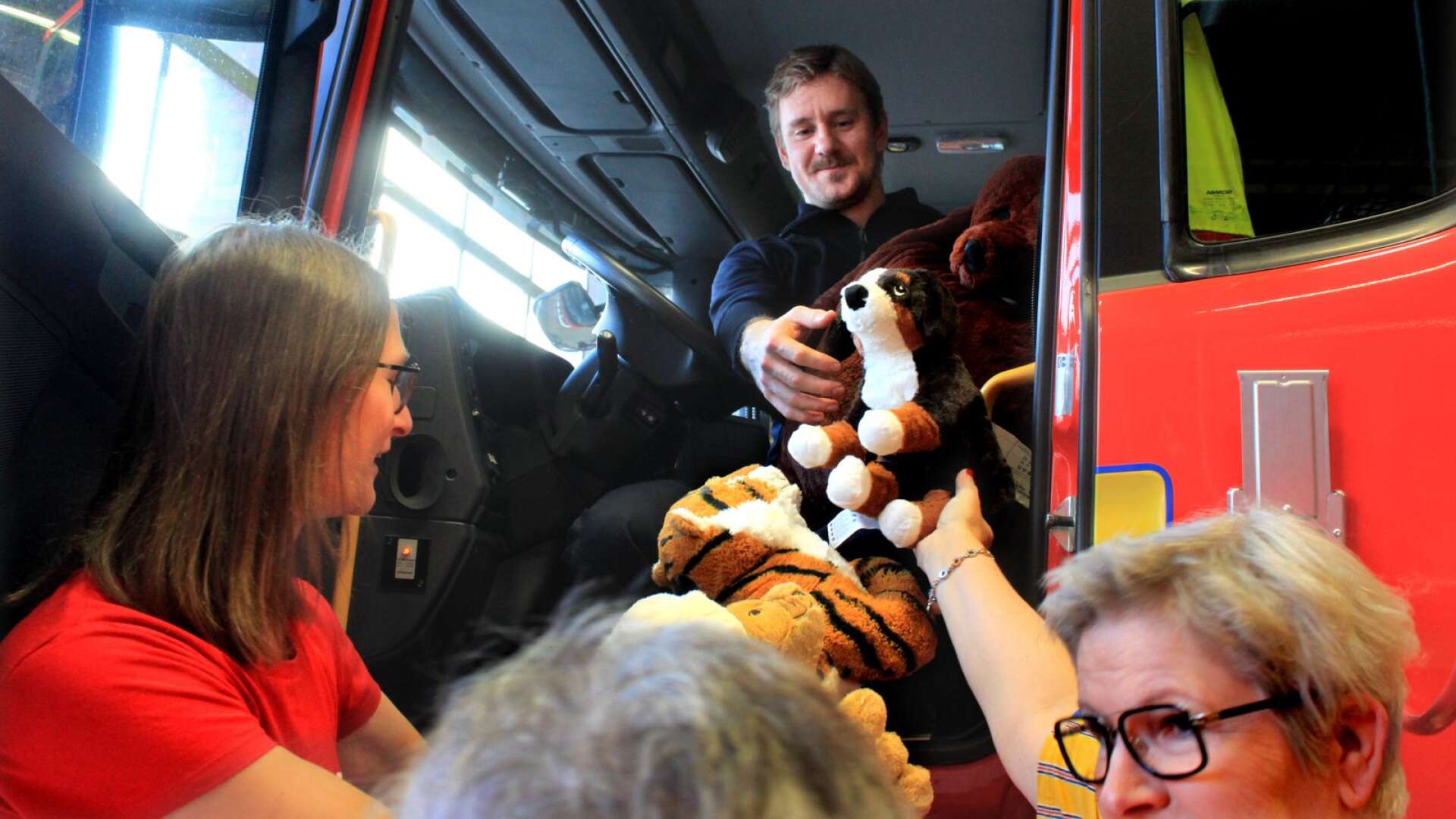 Brandman Jens Bertelsen tar emot gosedjur som kommer att ligga i räddningstjänstens bilar. Gosedjuren ska delas ut till barn som kan behöva en nalle att krama på en olycksplats eller vid en brand.