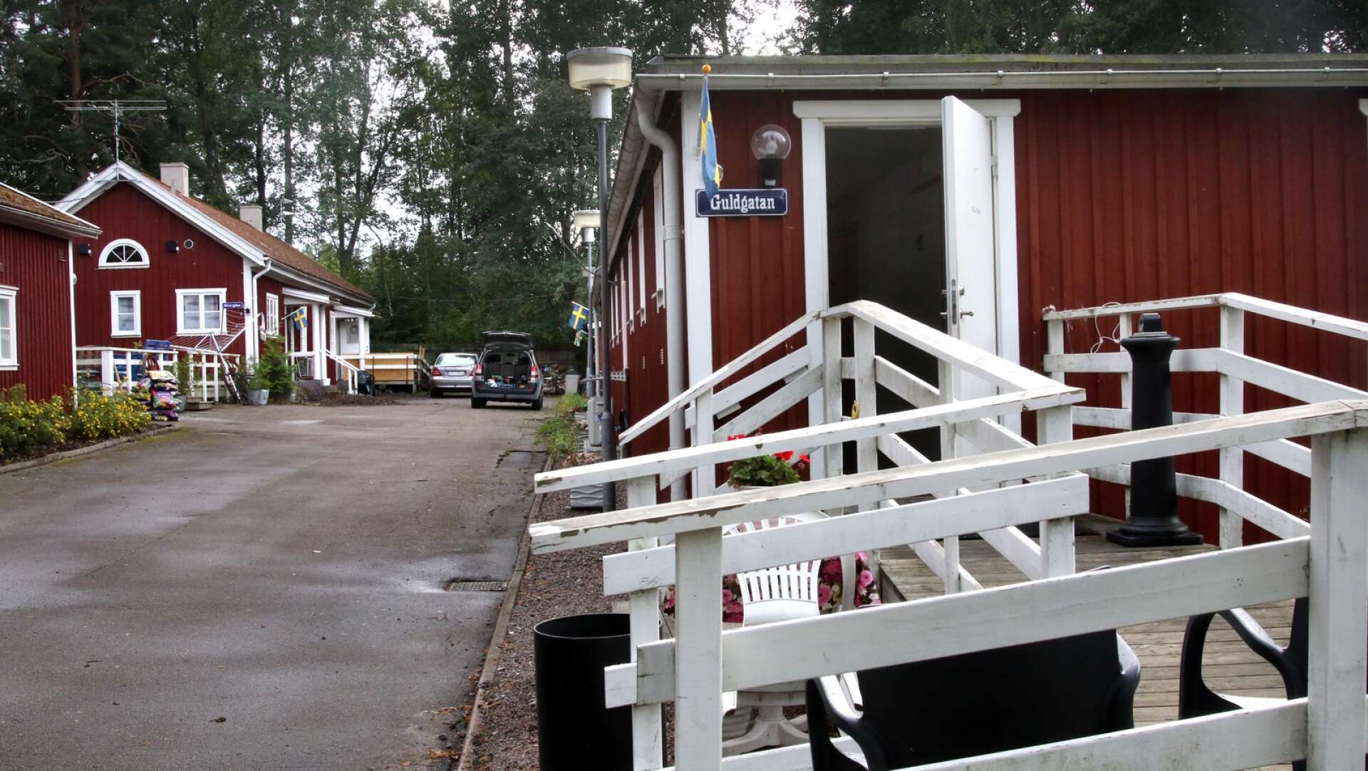 Vallby herrgård akutlogi i Hasslerör drivs i samarbete med Mariestads kommun. Det är socialtjänsten som beviljar övernattningar på boendet.