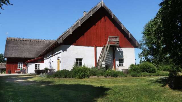 Logården, Odensåkers hembygdsgård, är till helgen värd för en fotoutställning av Väringbon Robert Björkén.