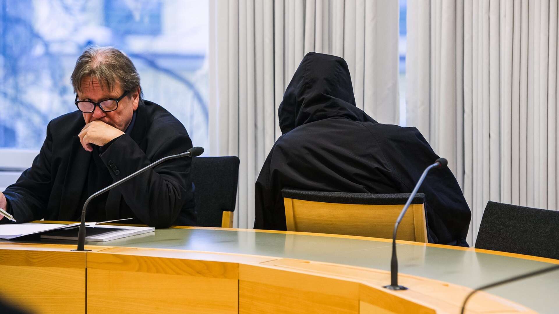 Advokat Lennart Lefverström med sin klient vid första häktningsförhandlingen.