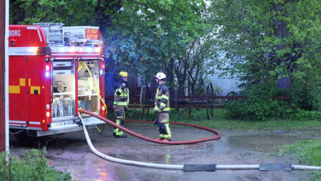 Räddningstjänst, ambulans och polis larmades om villabranden vid 05-tiden i Falköping.