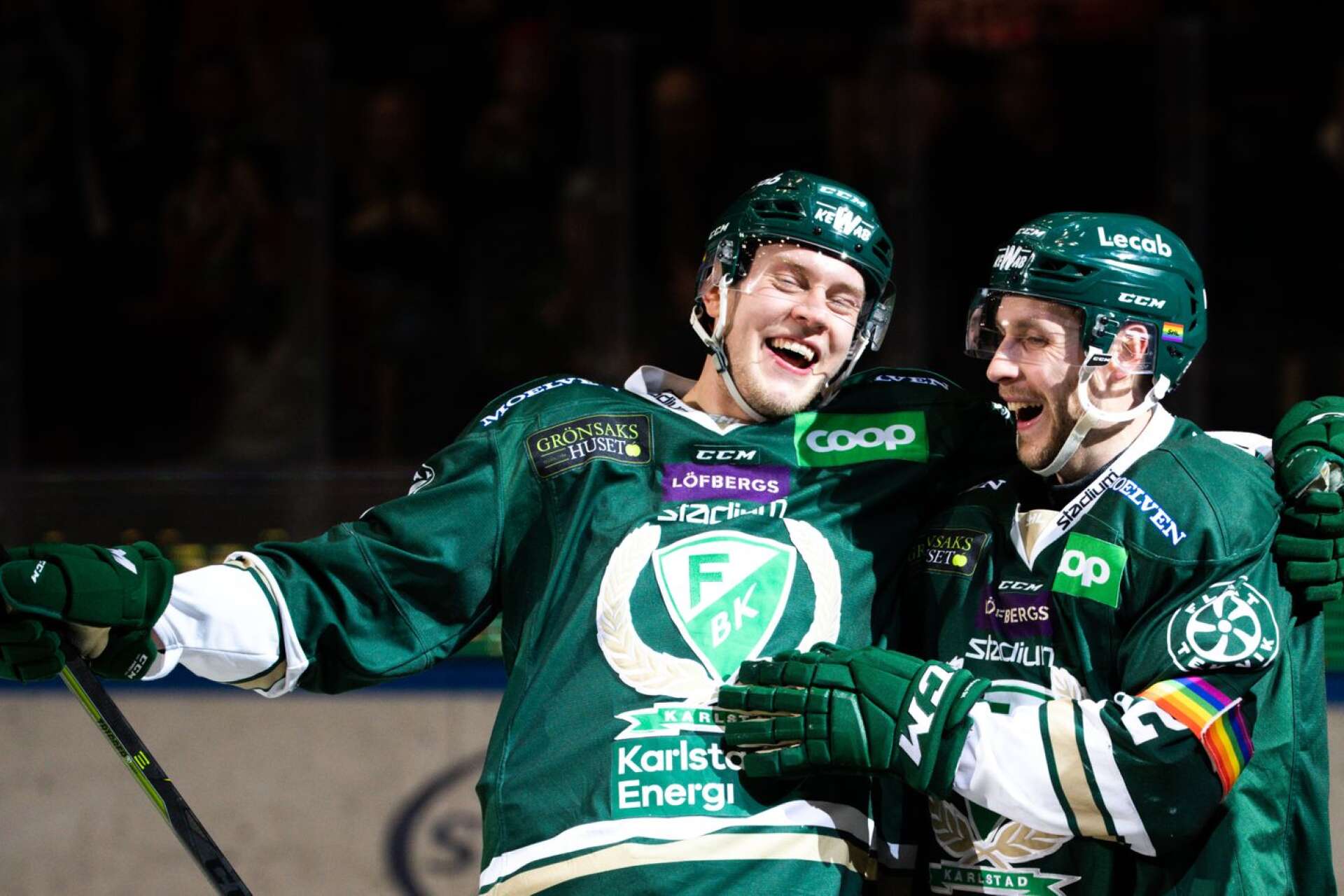 Per Åslund och Victor Ejdsell firar ett mål ihop under säsongen de bildade kedja med Linus Johansson.