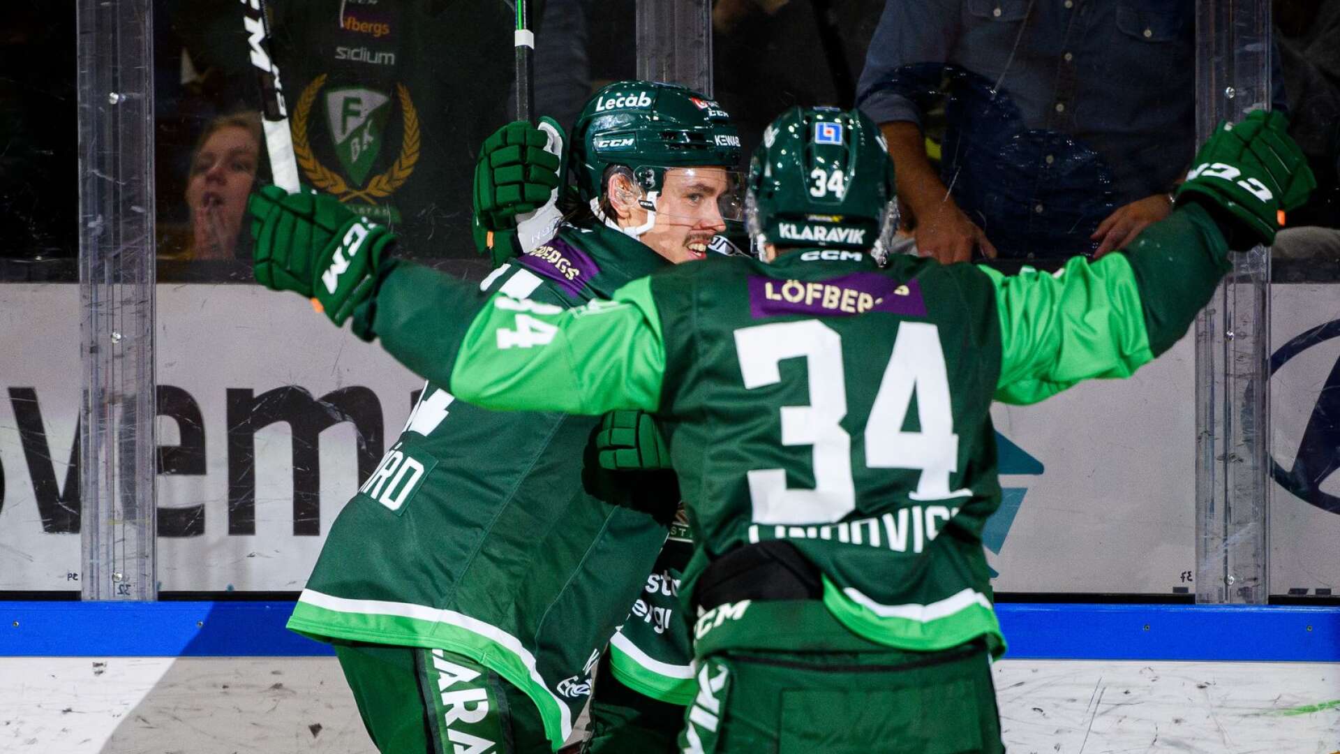 Färjestads Joakim Nygård jublar efter 3–3 under ishockeymatchen i SHL mellan Färjestad och Leksand den 2 oktober 2021 i Karlstad.