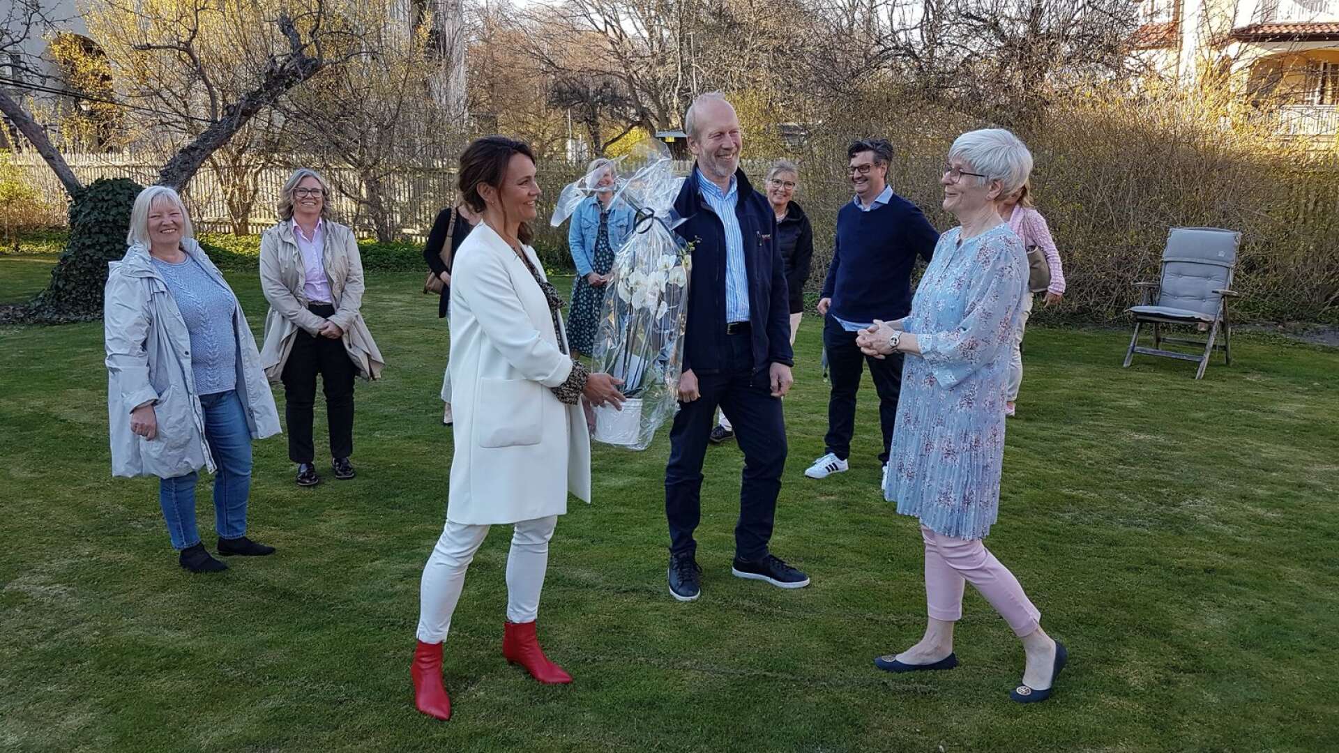Förra folktandvårdschefen Birgitta Haglund bjöd in till firande hemma i sin trädgård där hon uppvaktades med blomster av prefekt Helene Hjalmarson och dekan Kjell Magnusson. Med på firandet var också övriga inblandade i kampen för att få tandhygienistprogram på Karlstads universitet igen.