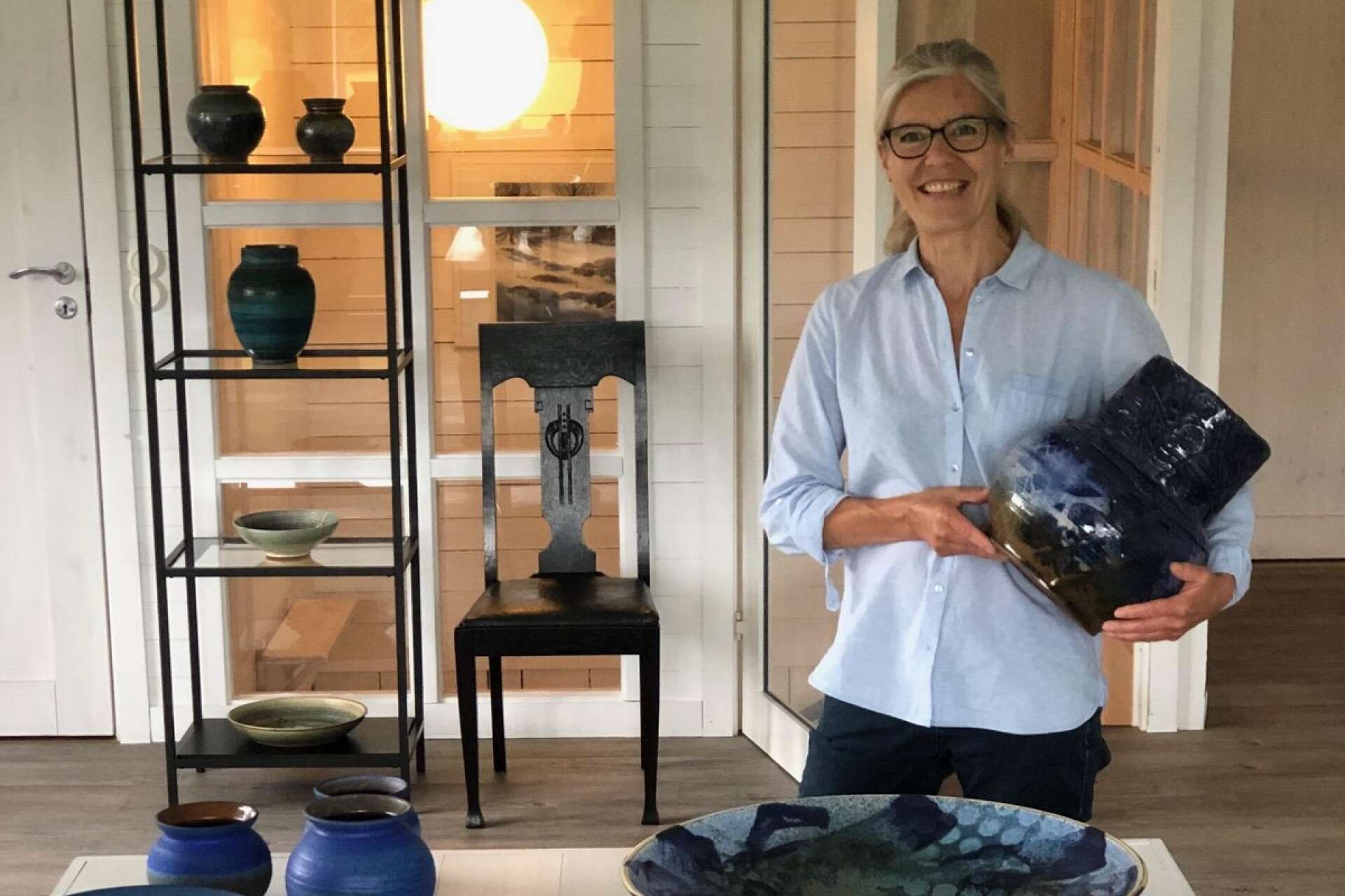Karin Lööf med utställningen Vackert blått. I 40 år har hon varit verksam som konstantverkare med inriktning på keramik och hon har inga planer på att sluta. 