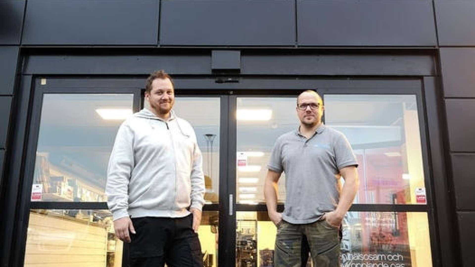Gustav Svanqvist och Robert Fridberg är ägare till Karlstad poolcenter som öppnar ny butik på Bergvik.