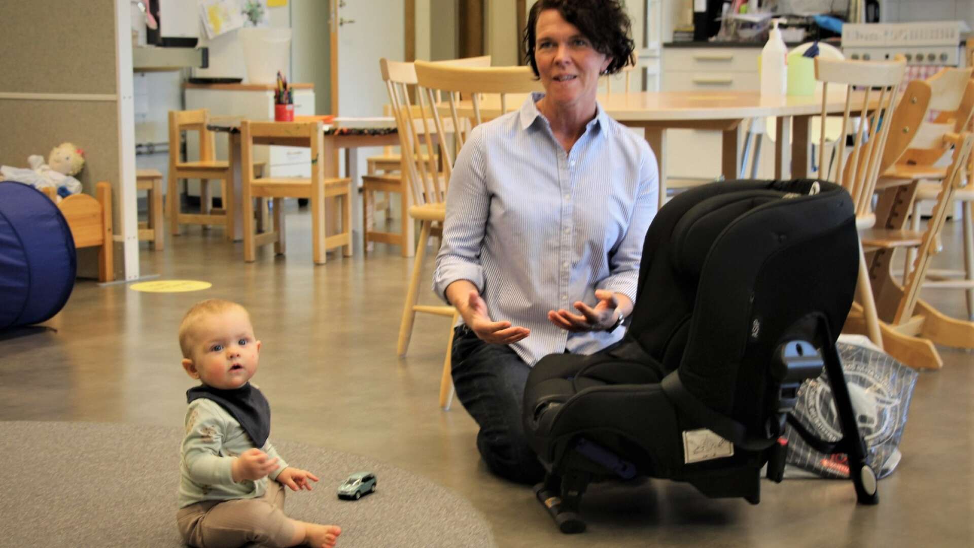 Petra Hansson informerade föräldrar på familjecentralen Pärlan om barnsäkerhet i bil. Selma Gillström var mycket intresserad av det som sades.