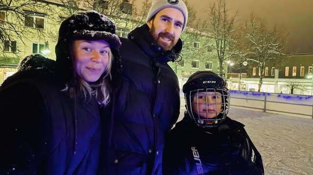 SIxten Bergius, 8 år, tog en premiärtur på den nya isbanan på Alfred Nobels torg på tisdagskvällen. Här med mamma Lisa Aronsson och pappa Robin Bergius. 
