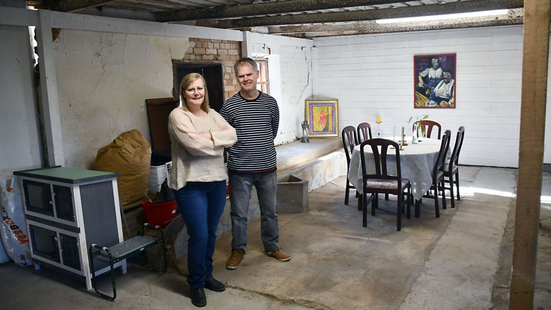 Här, i uthuslängan på gården i Elofsrud, vill lärar- och konstnärsparet Gunilla och Johan Strandberg skapa ett galleri.
