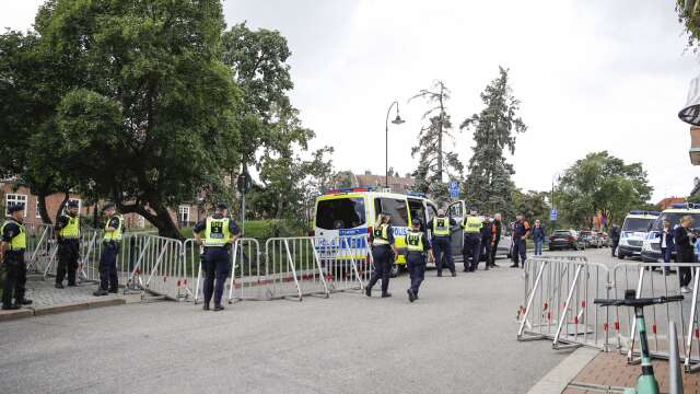Förberedelser inför en manifestation utanför Iraks ambassad i Stockholm den 20 juli.