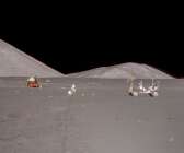 Landningsplatsen i Taurus-Littrow-dalen med månlandaren och månbilen, och bergmassiven i bakgrunden.