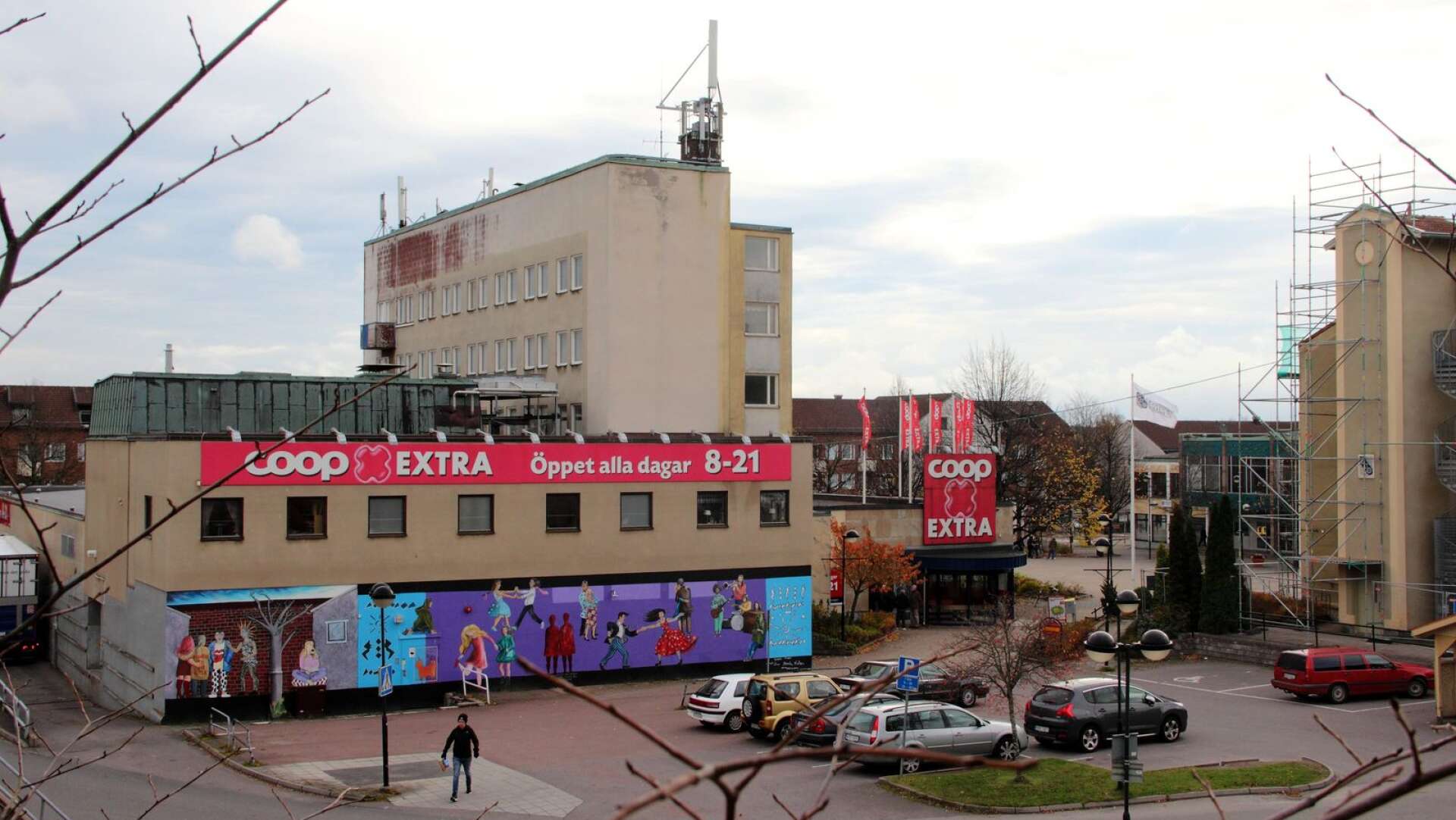En invånare vill att målningarna bakom Coophuset ska ersättas med mindre kontroversiell konst och att skolorna ska få klotterplank.