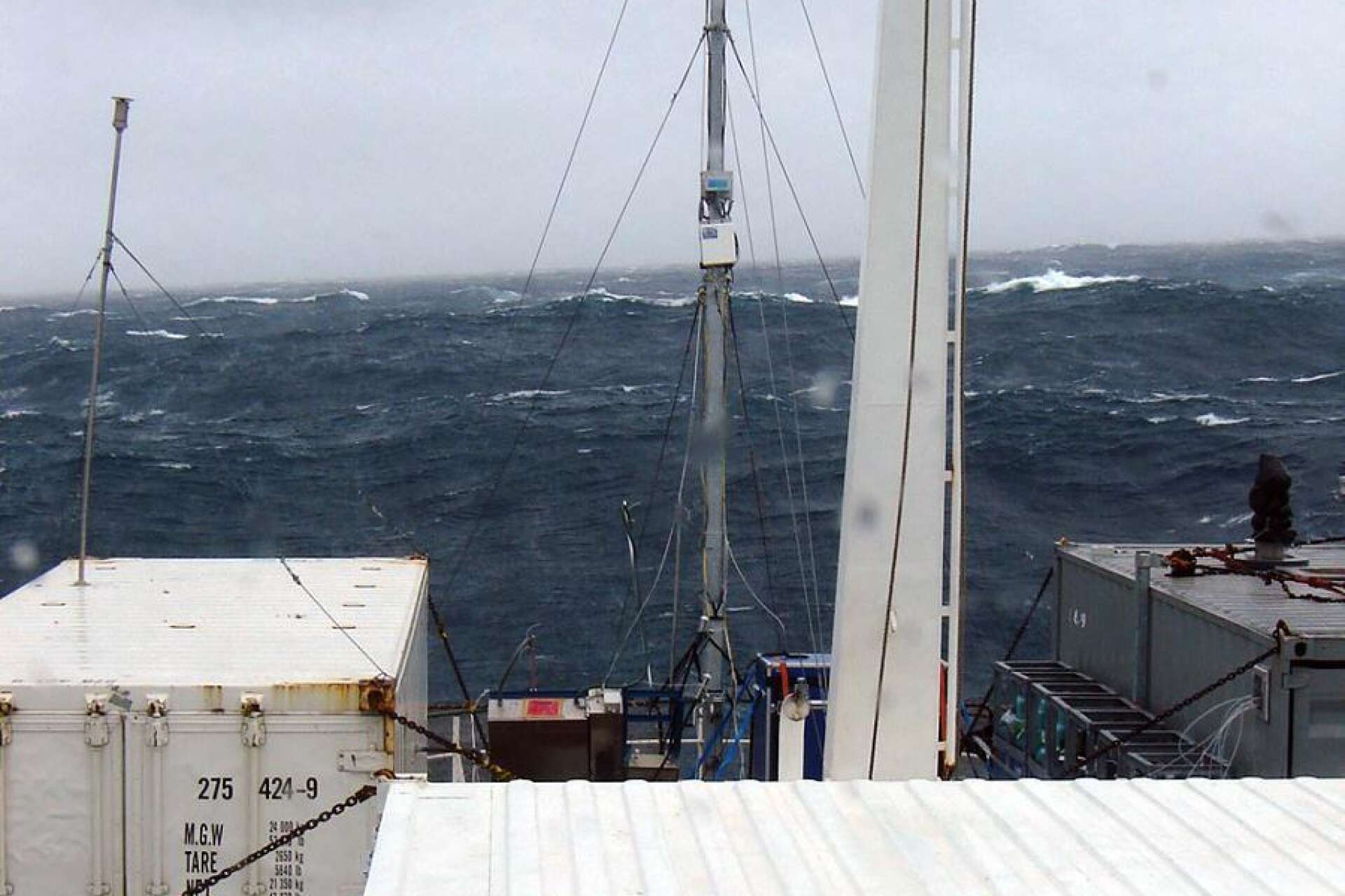 Fören på det irländska forskningsfartyget R/S Celtic Explorer vid forskningsexpeditionen i Nordostatlanten juni 2008. På båten fanns turbulensinstrument, insug till partikelinstrument och mätutrustning från flera forskningsgrupper från övriga Europa.