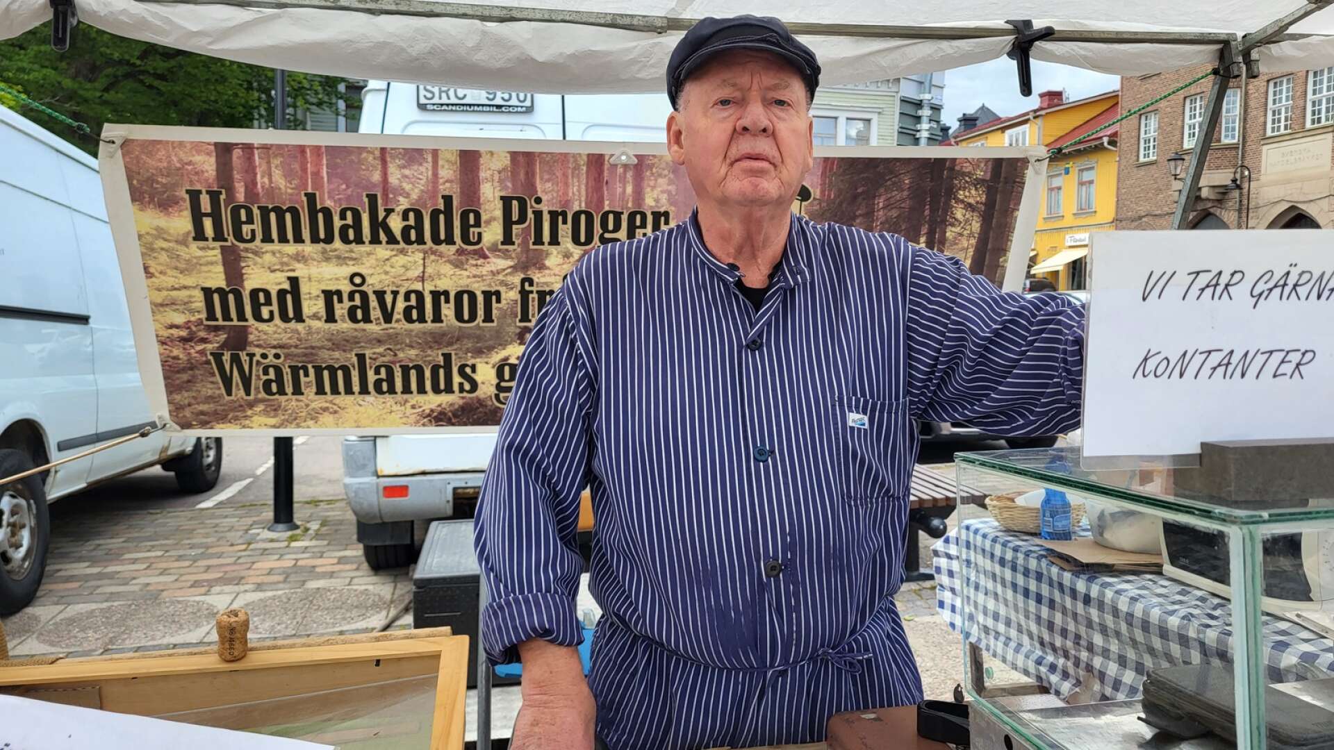 Under lördagen i Filibjurveckan arrangerades en matmarknad. En av knallarna var Kennerth Drugge, alias Pirogmannen. Affärena gick under dagen bra och Kennerth sålde i princip slut på både bröd och piroger.