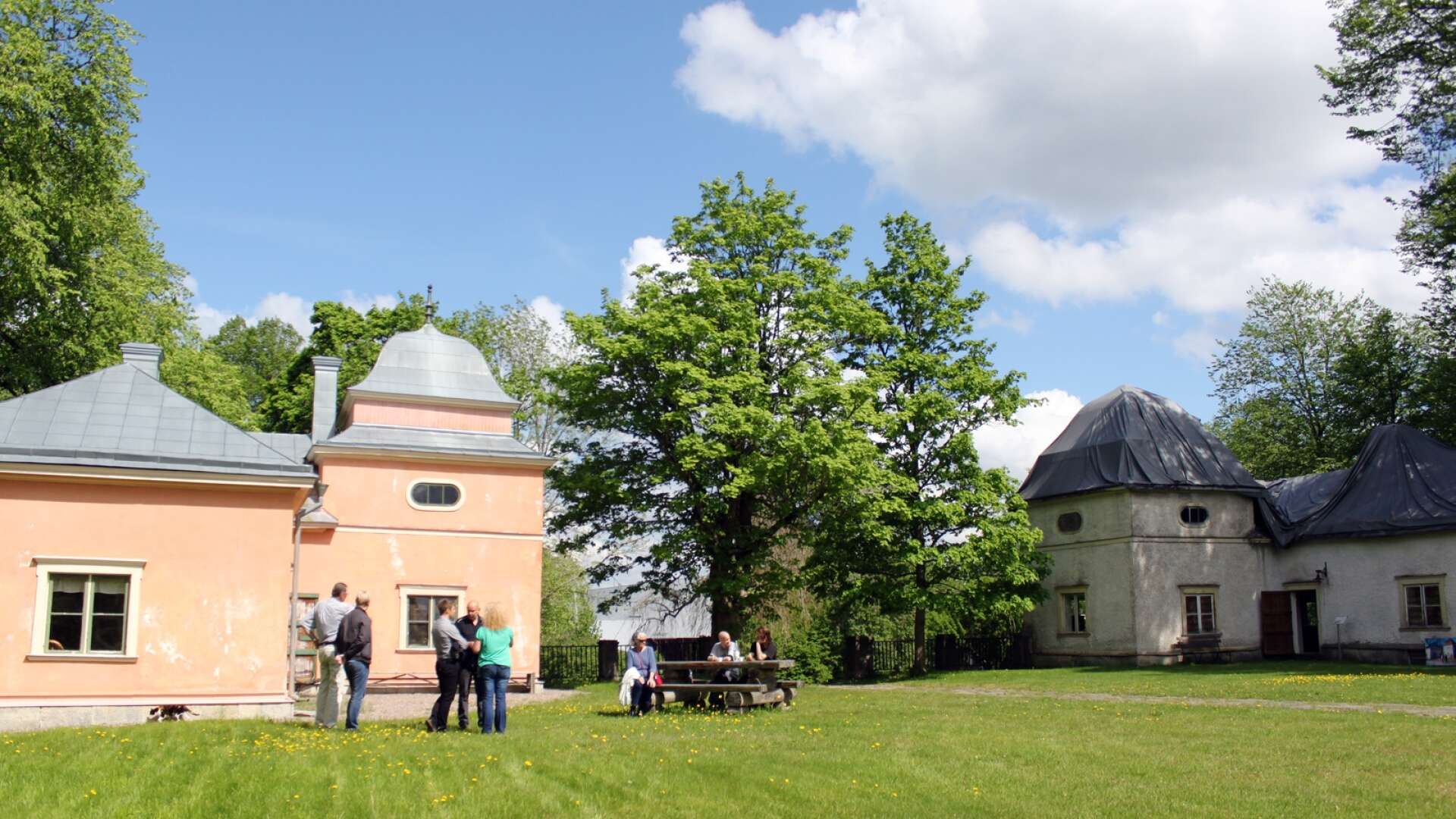 Gustafsviks herrgårdspark är till salu efter ett beslut i kommunstyrelsen.