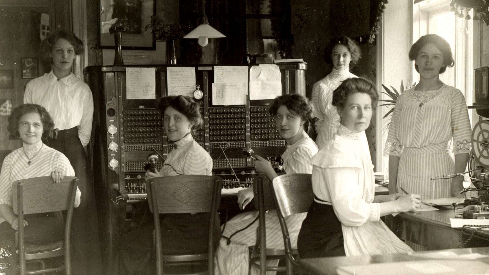 Telegrafen och telefonstationen var en av Säffles första kvinnliga arbetsplatser. Framför telefonväxeln sitter systrarna Lisa och Edith Salomonsson, till höger telegrafföreståndarinnan Alma Hallby.