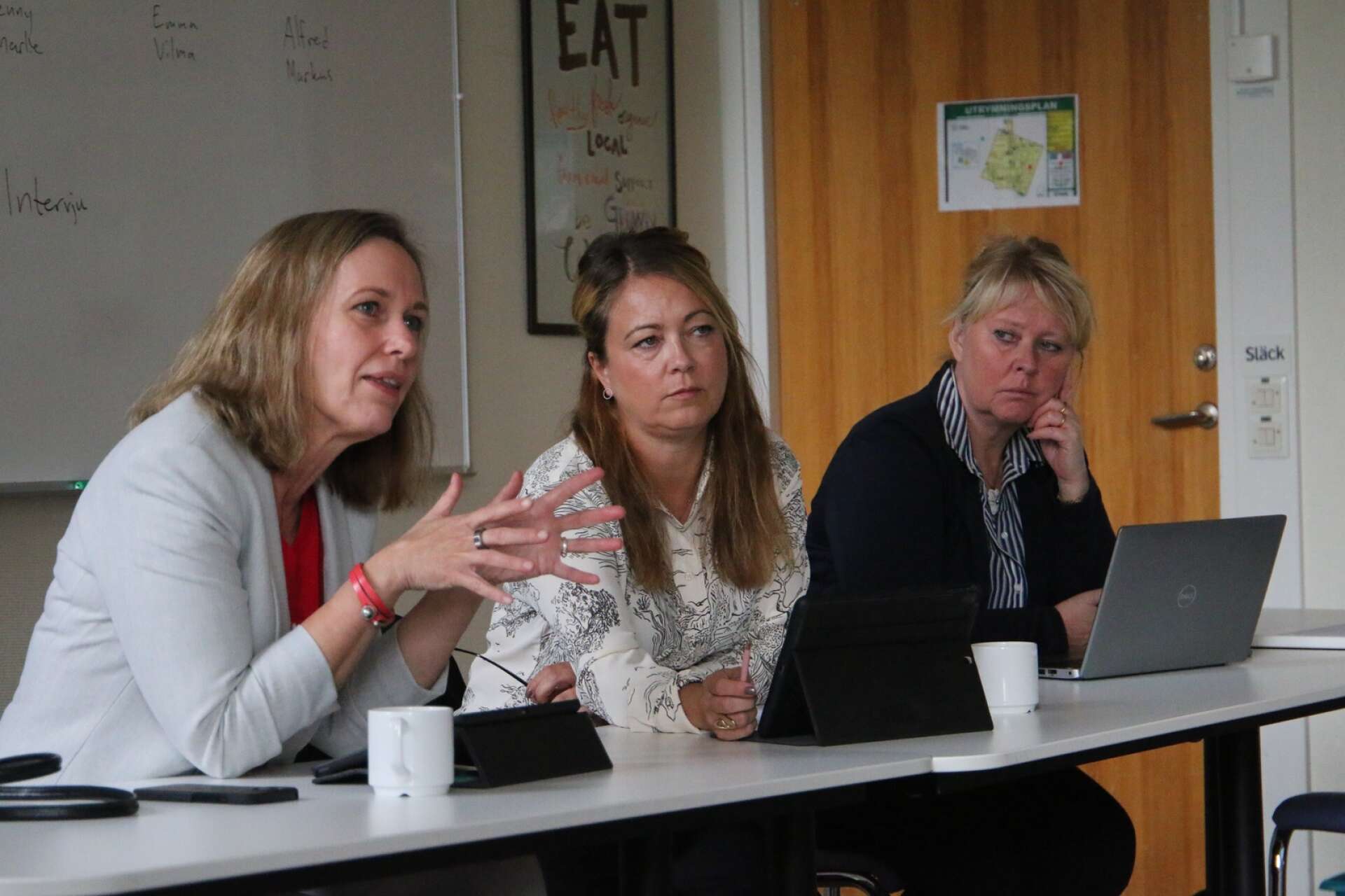 Karin Sundin (S), Ida Edström (S) och Ann-Catrin Örtqvist (KD) lyssnar på och ställer frågor till Karlskoga Folkhögskolas rektor Arvid Hardmo.