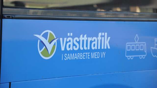 En buss med skolan barn körde fast i halkan utanför Bäckefors och tog sig ingenstans. Nu har all busstrafik i Dalsland ställts in./ARKIVBILD