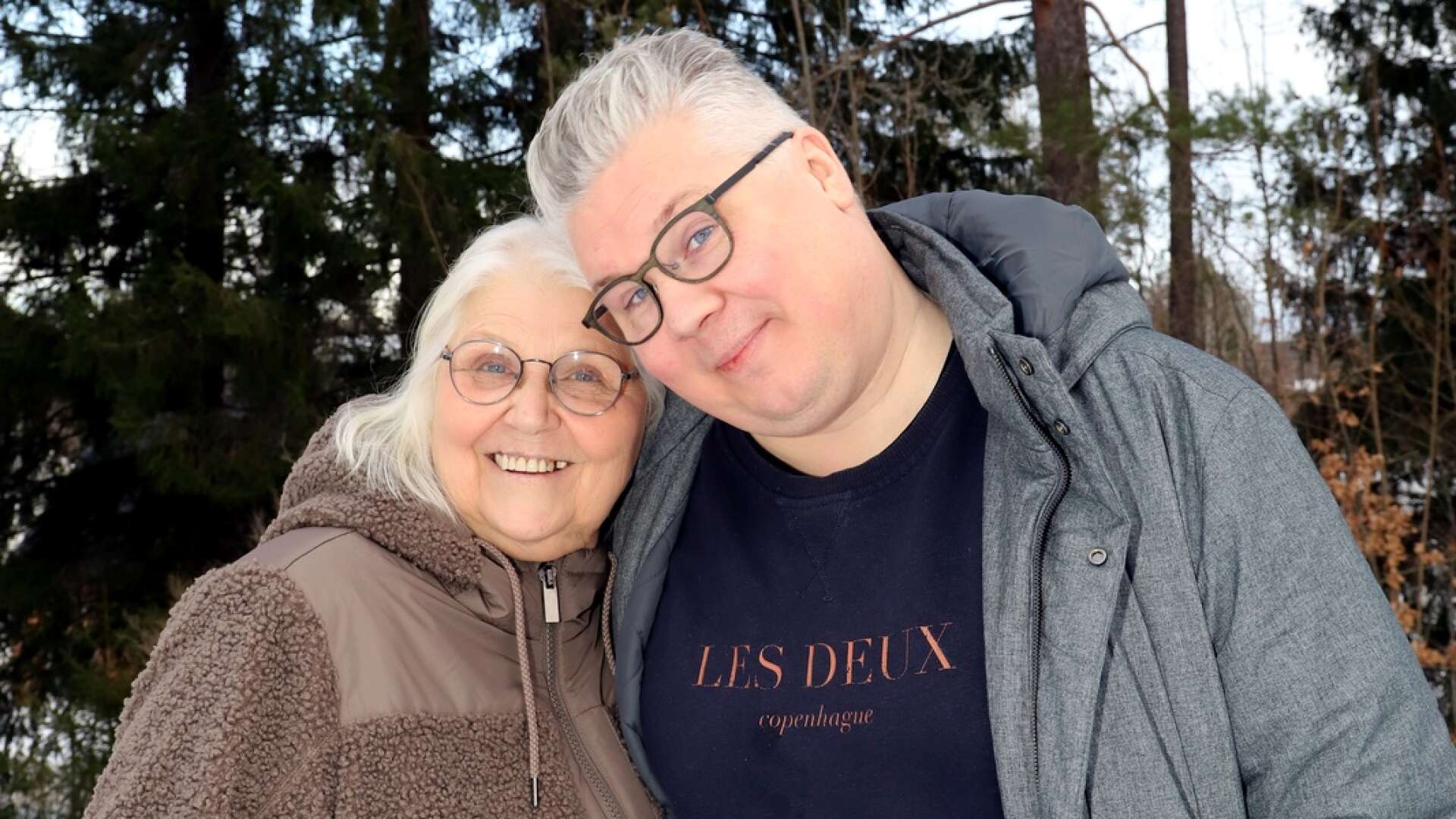 Patric Hamsch och hans mamma Lilian Hamsch är med i Lars Lerins tv-serie Lerin på Lofoten. Där fann de öppningen som behövdes för att våga prata om de mörkaste minnena från Patrics uppväxt.