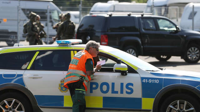 En stor insats pågår på Hällbyfängelset utanför Eskilstuna. Två morddömda fångar tog två ur personalen som gisslan. En släpptes senare.