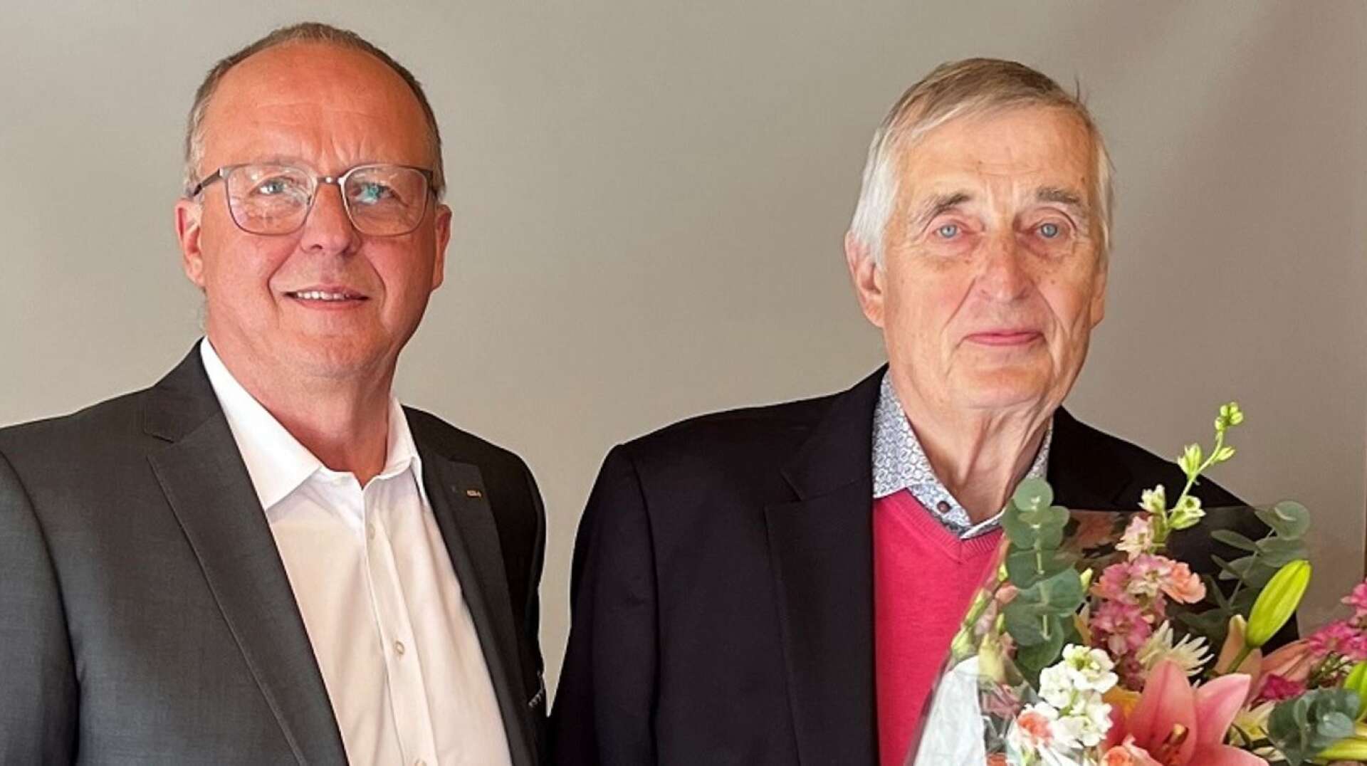 Patrik Sandin, till höger, har tilldelats Svensk Travsports stora hederstecken.