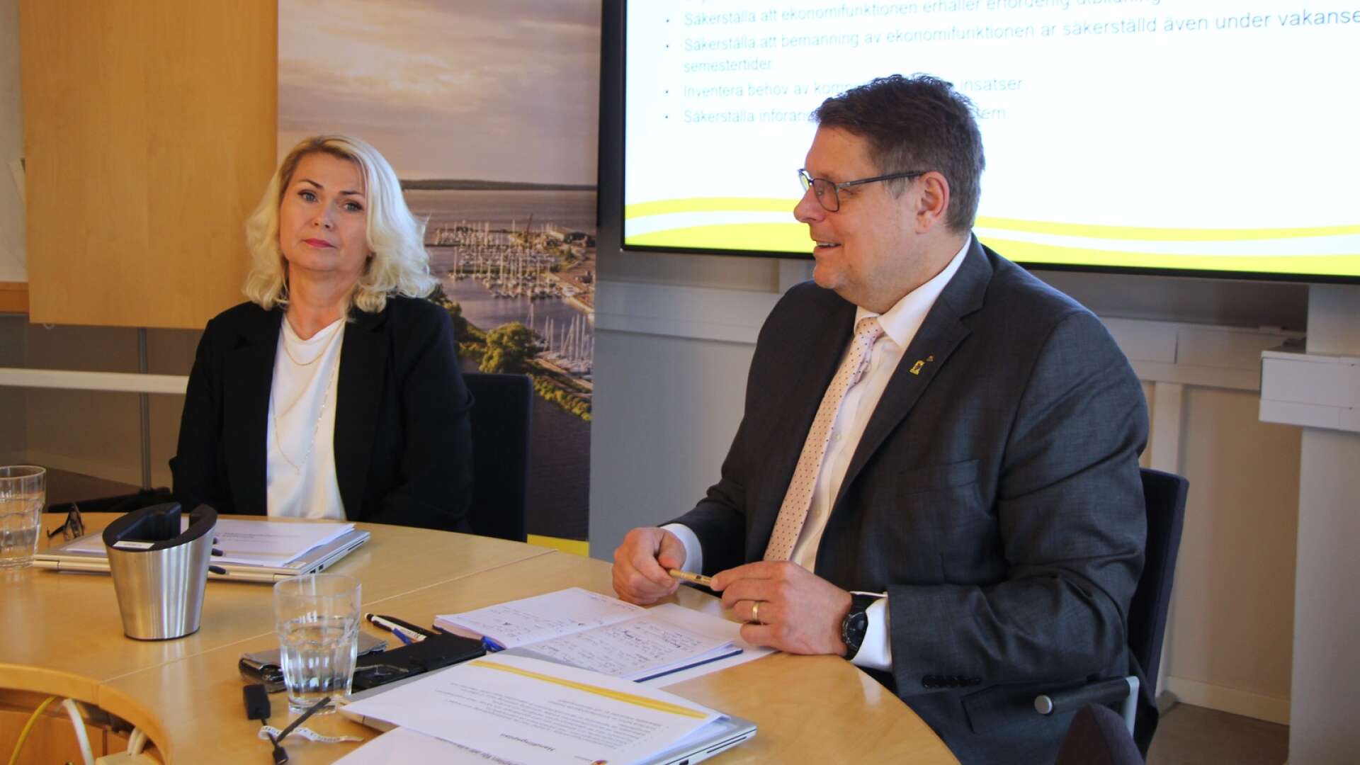 Kommundirektör Susanne Wirdemo och kommunalråd Johan Abrahamsson (M) beskrev den handlingsplan som tagits fram för att höja säkerheten och undvika att kommunen ska blir lurade av liknande bedrägerier igen.