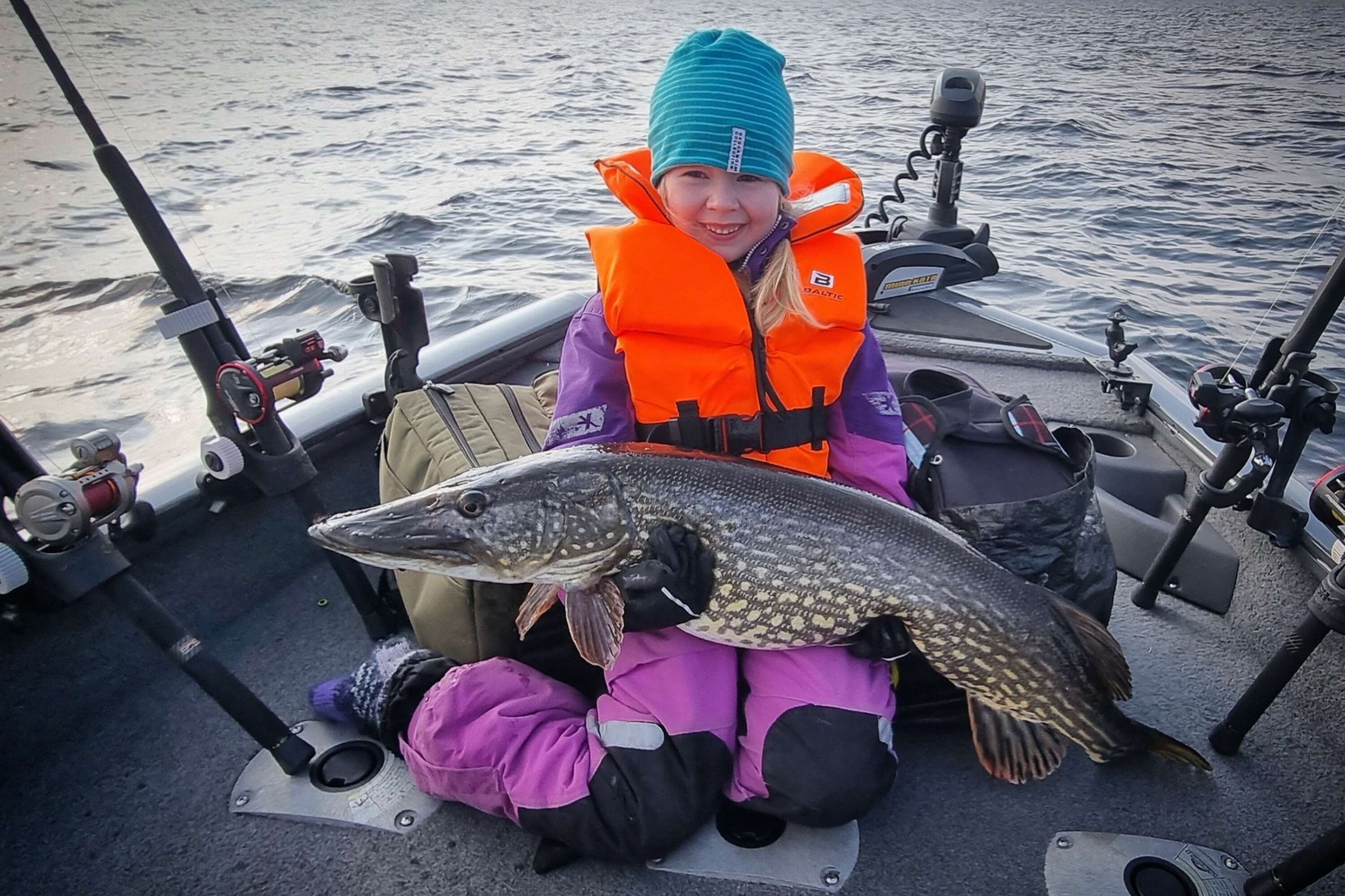 Elly Wessmark med den största fisken hon fångat, en gädda på 8420 gram.