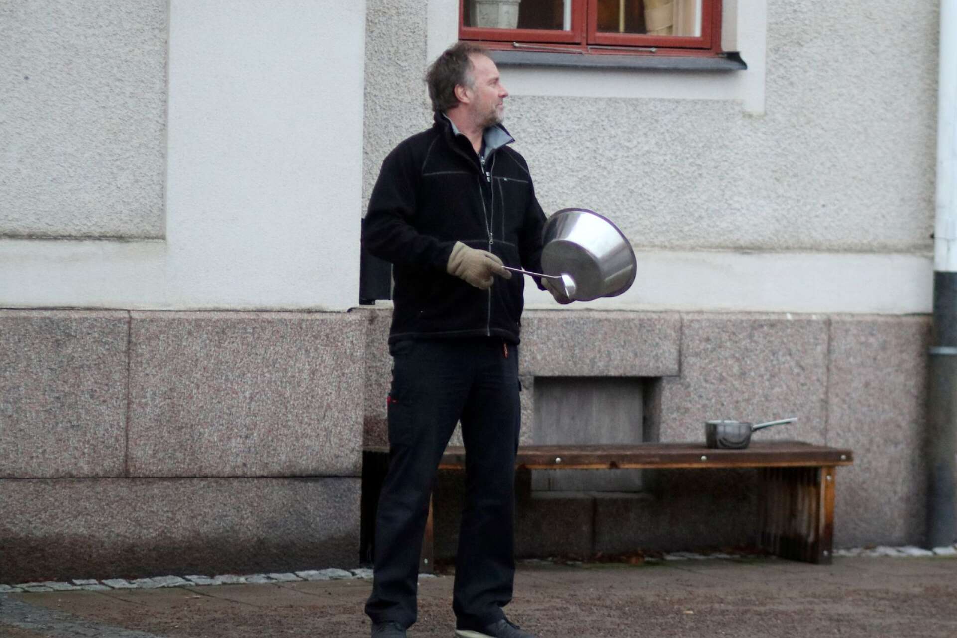 Lasse Orava deltar varje dag i Kastrullprotesten.